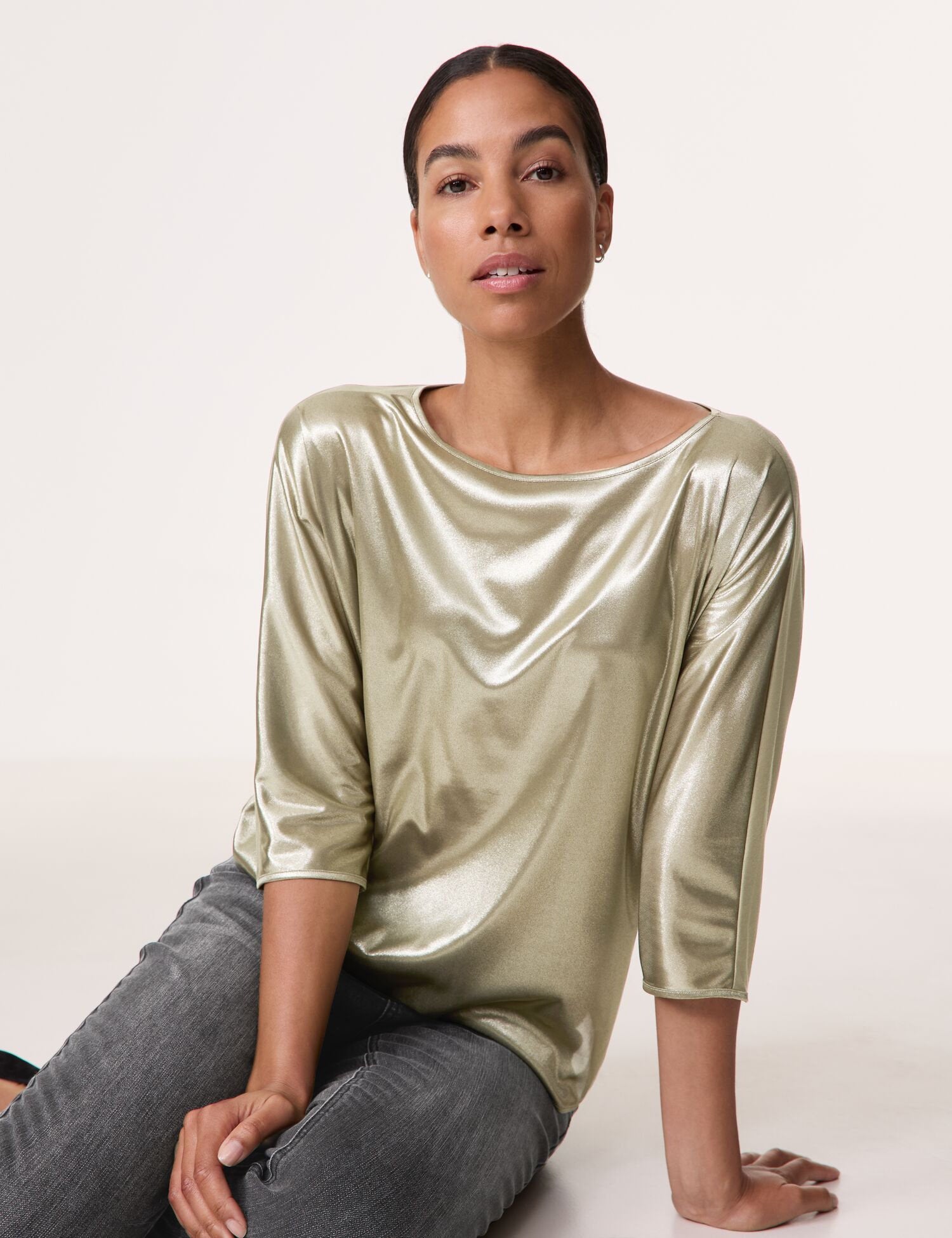 3/4-Sleeve Top In A Metallic Look_05