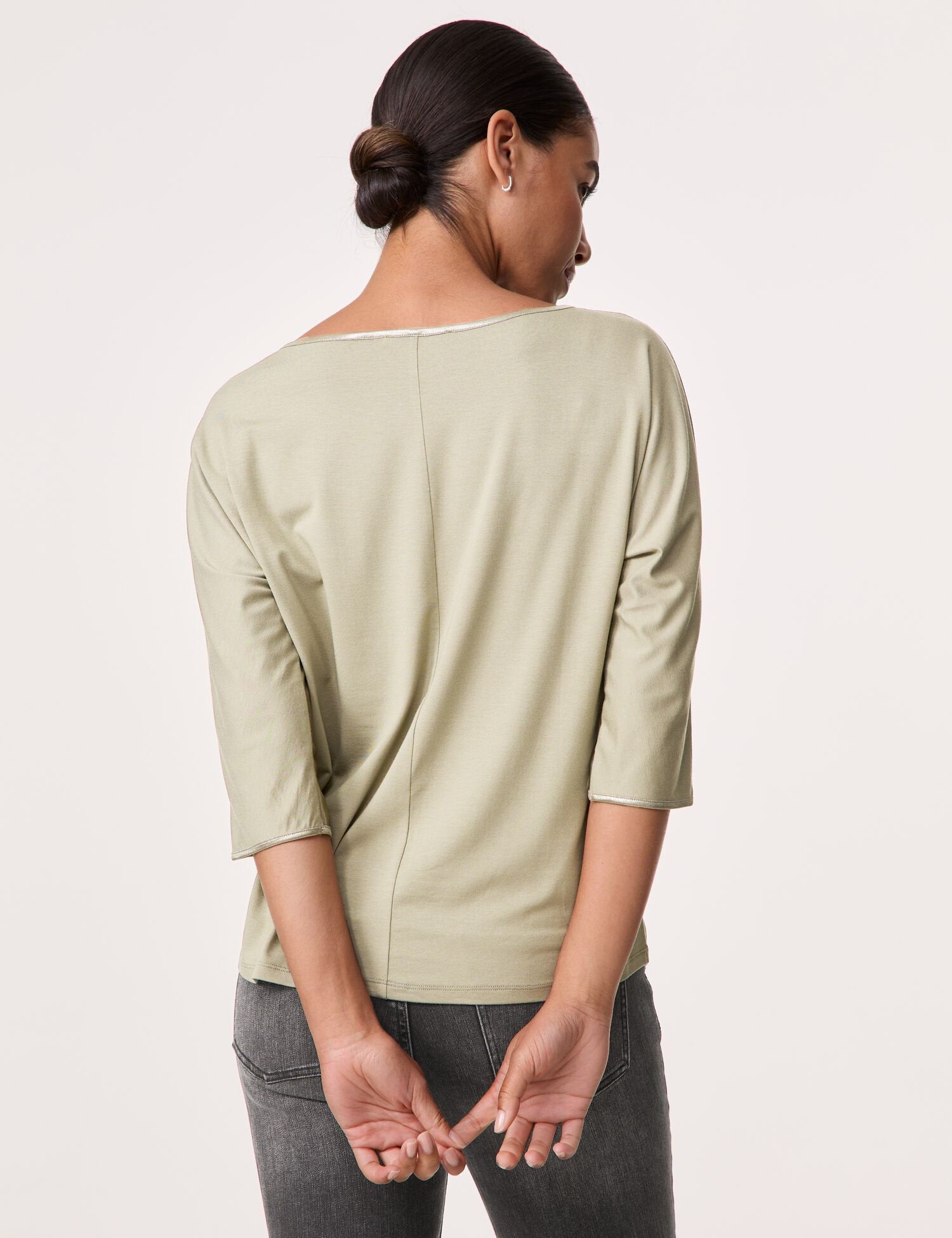 3/4-Sleeve Top In A Metallic Look_06