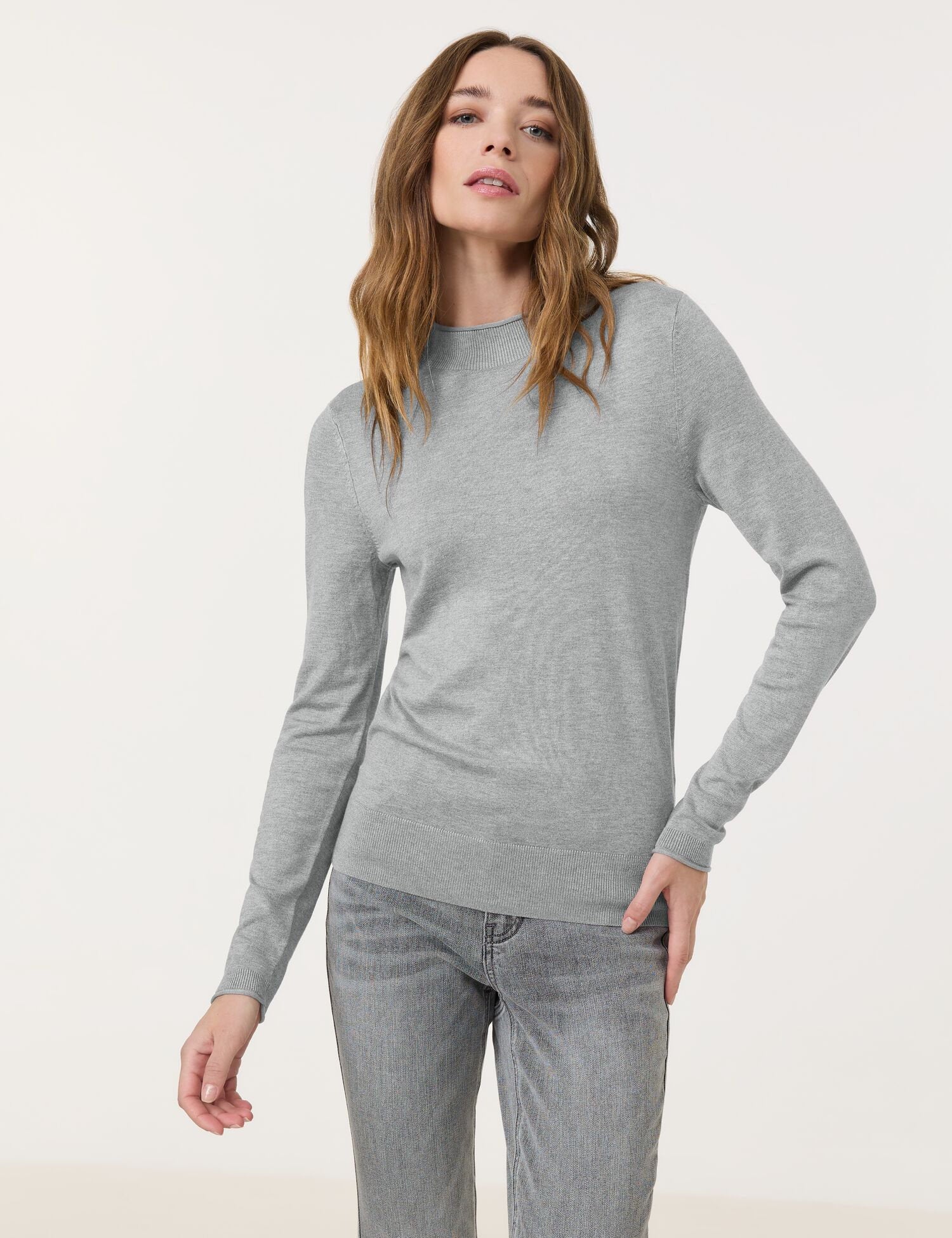 Basic Fine Knit Jumper With A Turtleneck_01