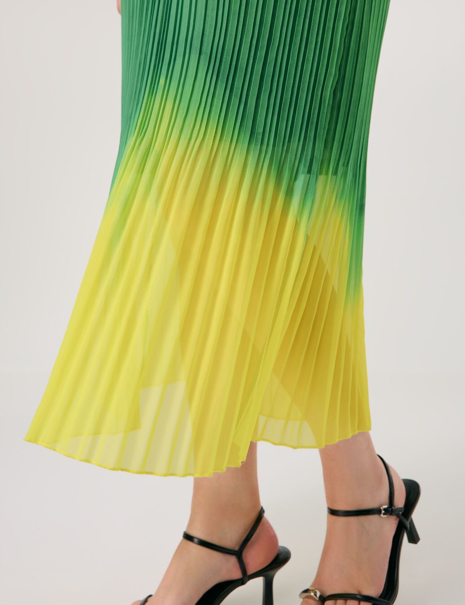 Samoon_Sleeveless Pleated Dress with Colour Graduation_680609-21137_5752_04