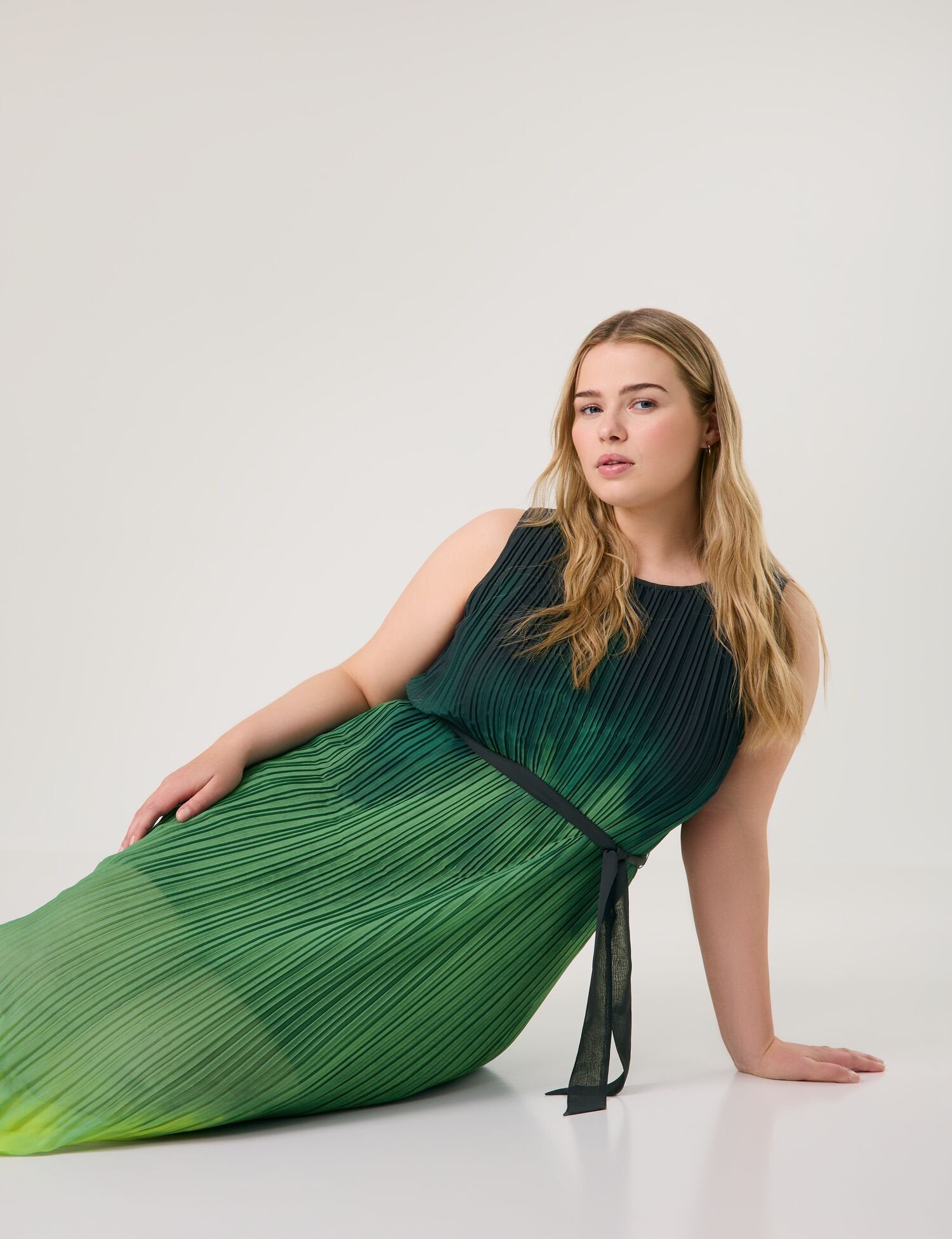 Samoon_Sleeveless Pleated Dress with Colour Graduation_680609-21137_5752_08