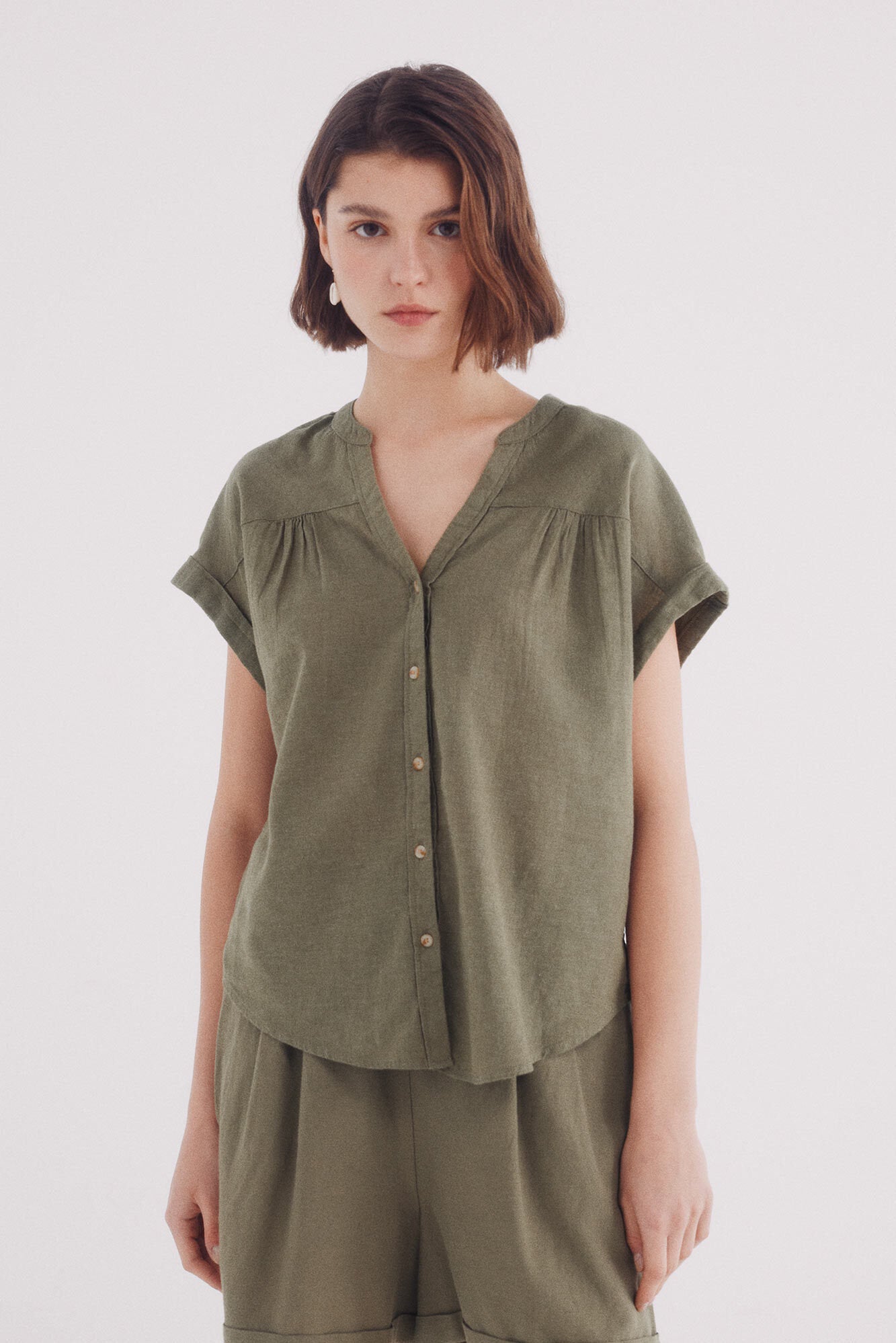 Springfield_V-Neck Linen Neckline Blouse_6819371_91_01