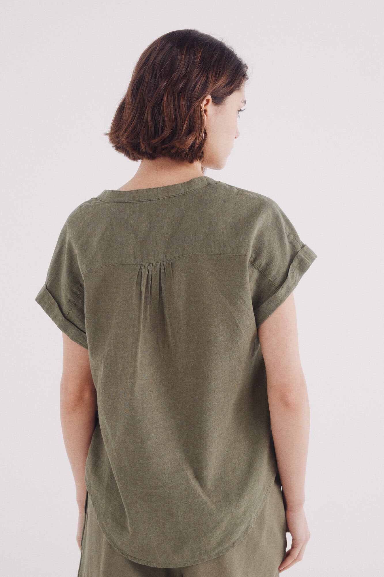 Springfield_V-Neck Linen Neckline Blouse_6819371_91_04