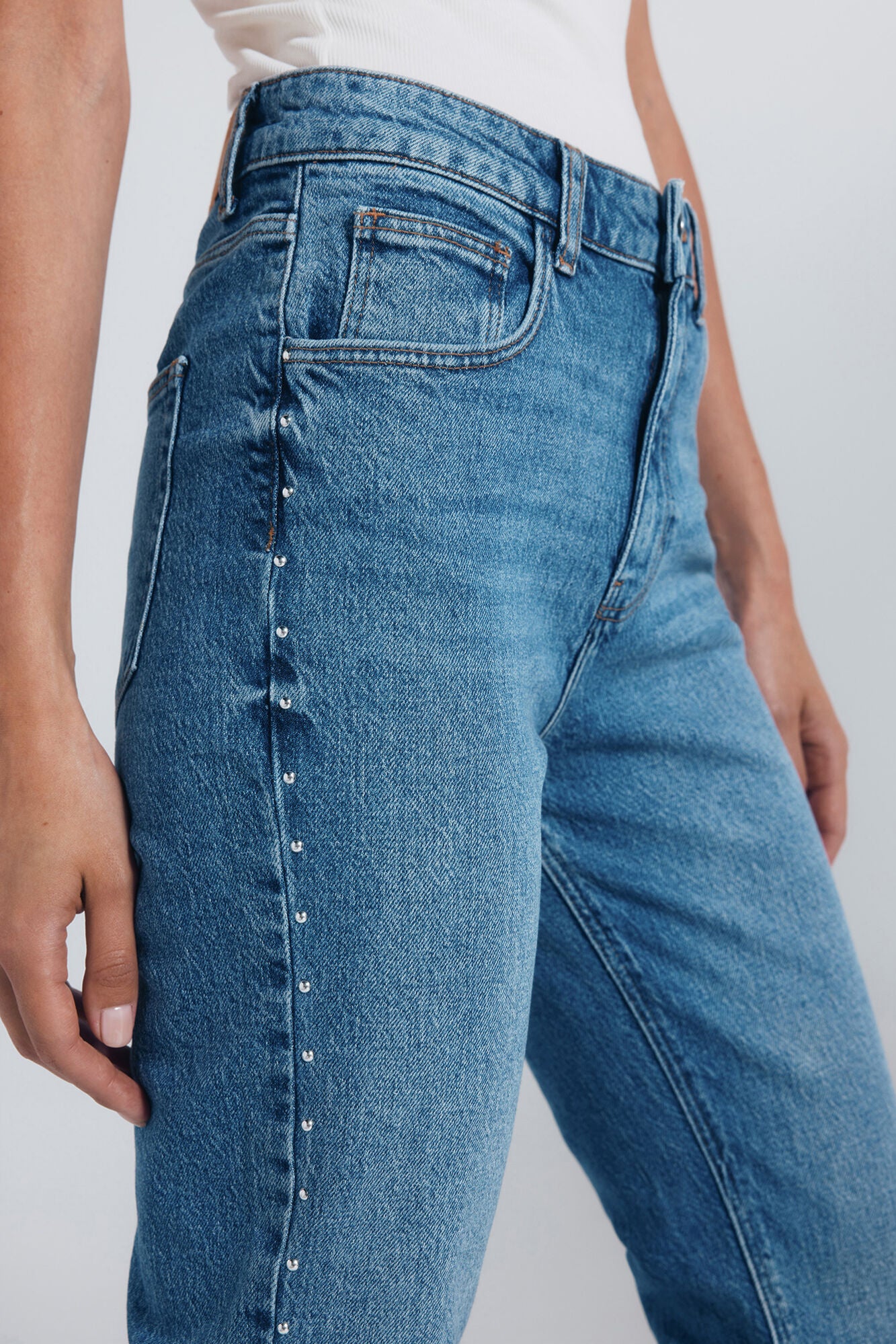Springfield_Blue_Studded Straight Jeans_6822693_14_02