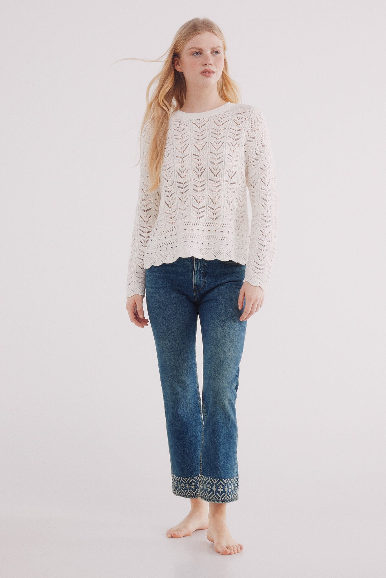 Springfield_Embroidered Hem Rise Jeans_6829790_15_01