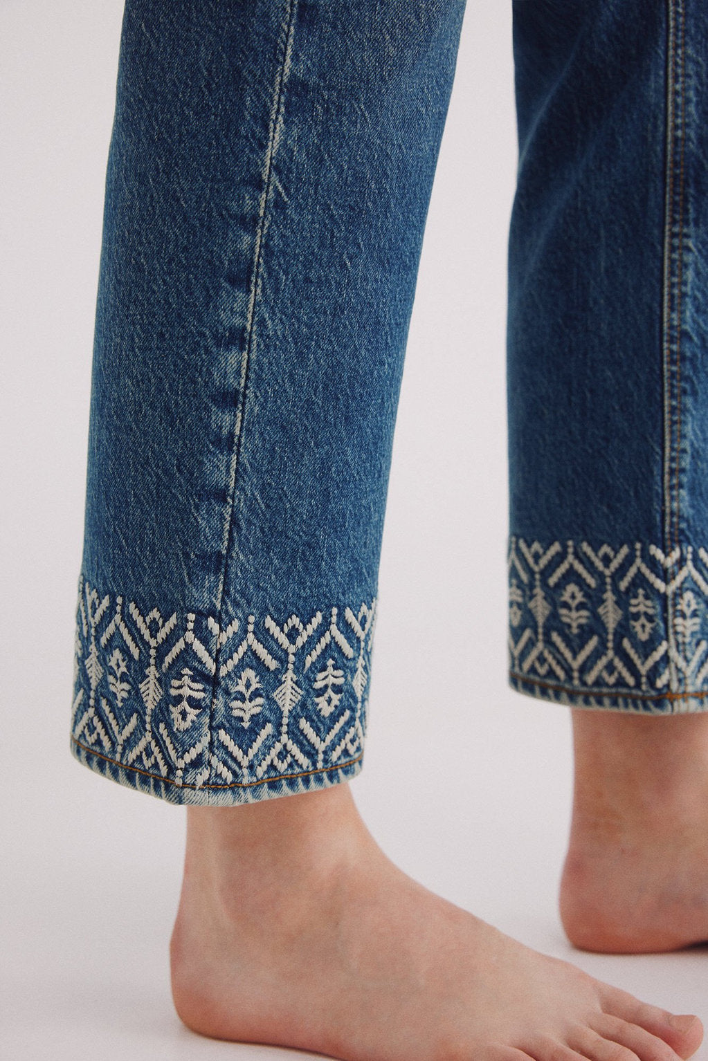 Springfield_Embroidered Hem Rise Jeans_6829790_15_02