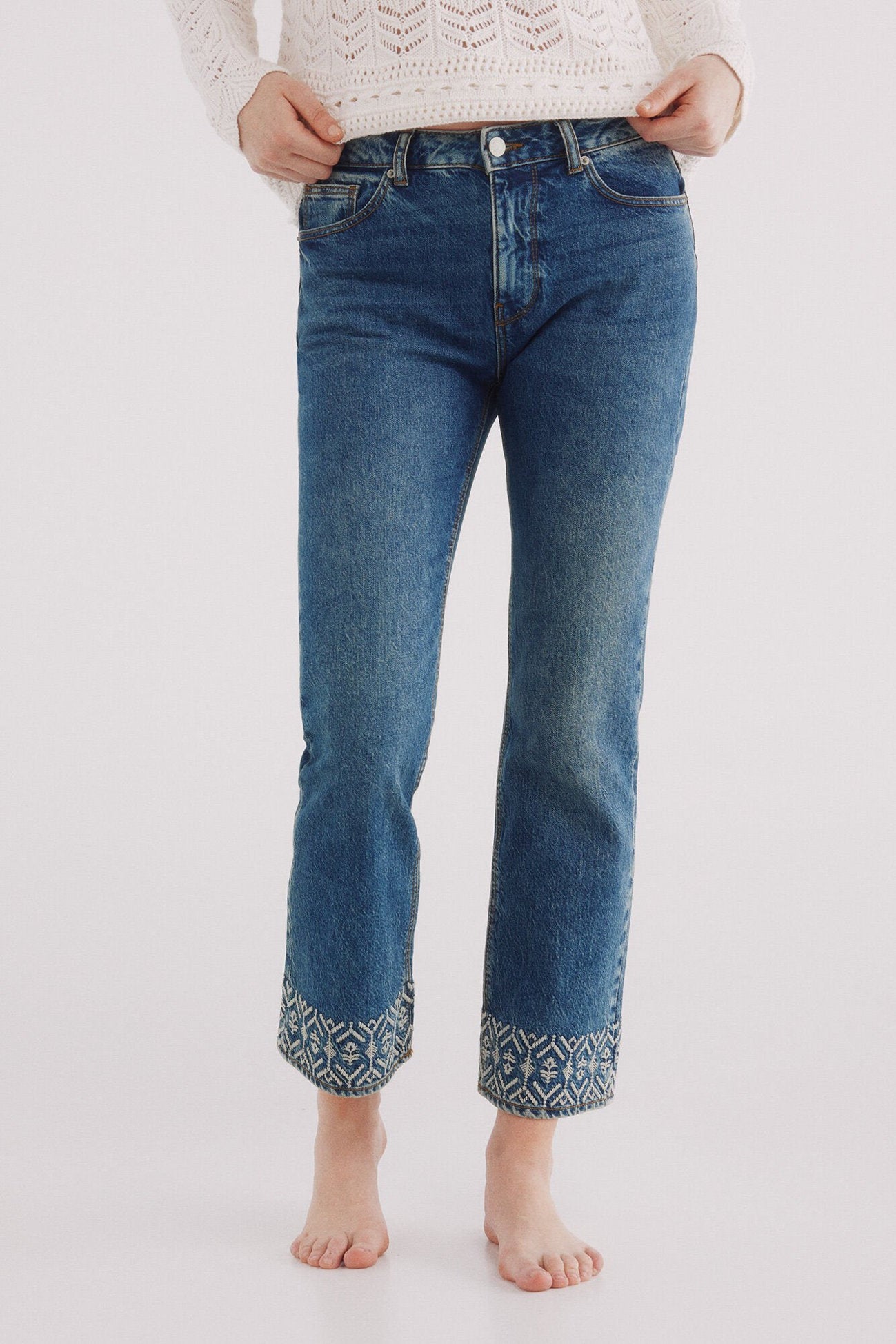 Springfield_Embroidered Hem Rise Jeans_6829790_15_03