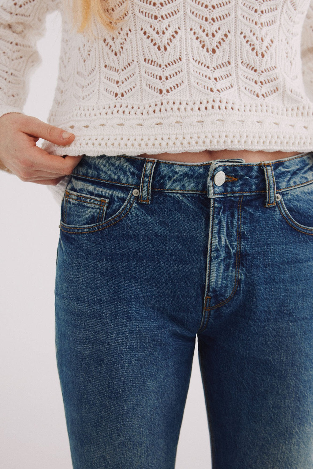 Springfield_Embroidered Hem Rise Jeans_6829790_15_04