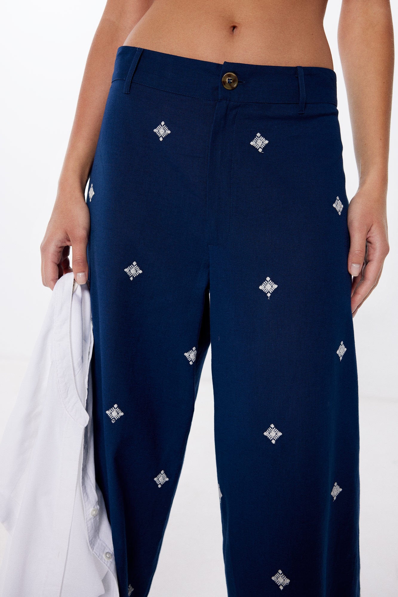 Linen Cotton Embroidered Pants_6838015_10_03