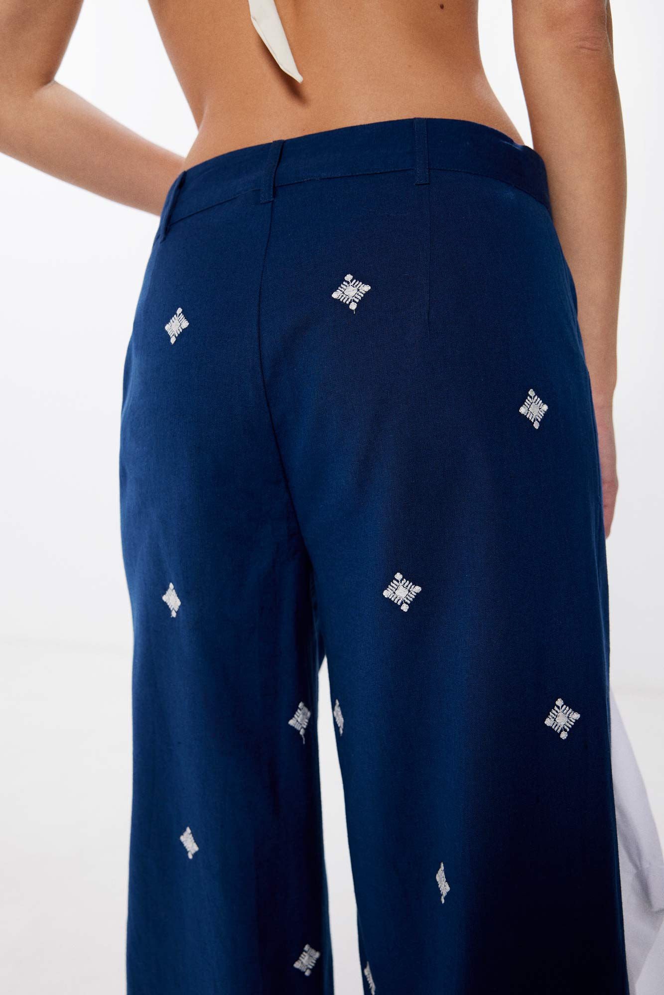 Linen Cotton Embroidered Pants_6838015_10_04