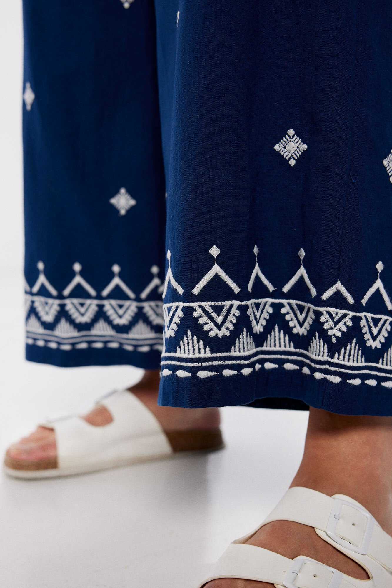 Linen Cotton Embroidered Pants_6838015_10_06