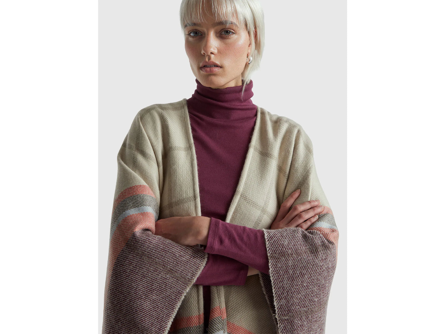 Benetton_Light Gray_Check Jacquard Cloak_6DDWDU01V_911_04