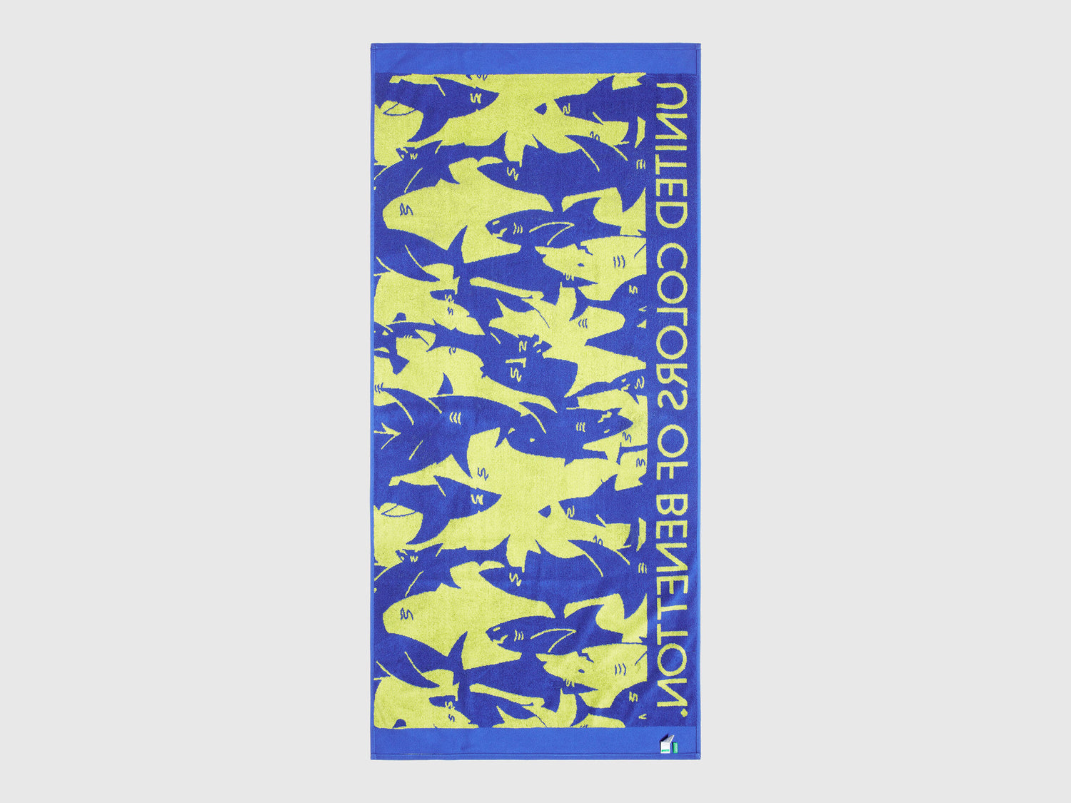 Benetton_Beach Towel with Jacquard Sharks_6H0Q0800Q_902_02