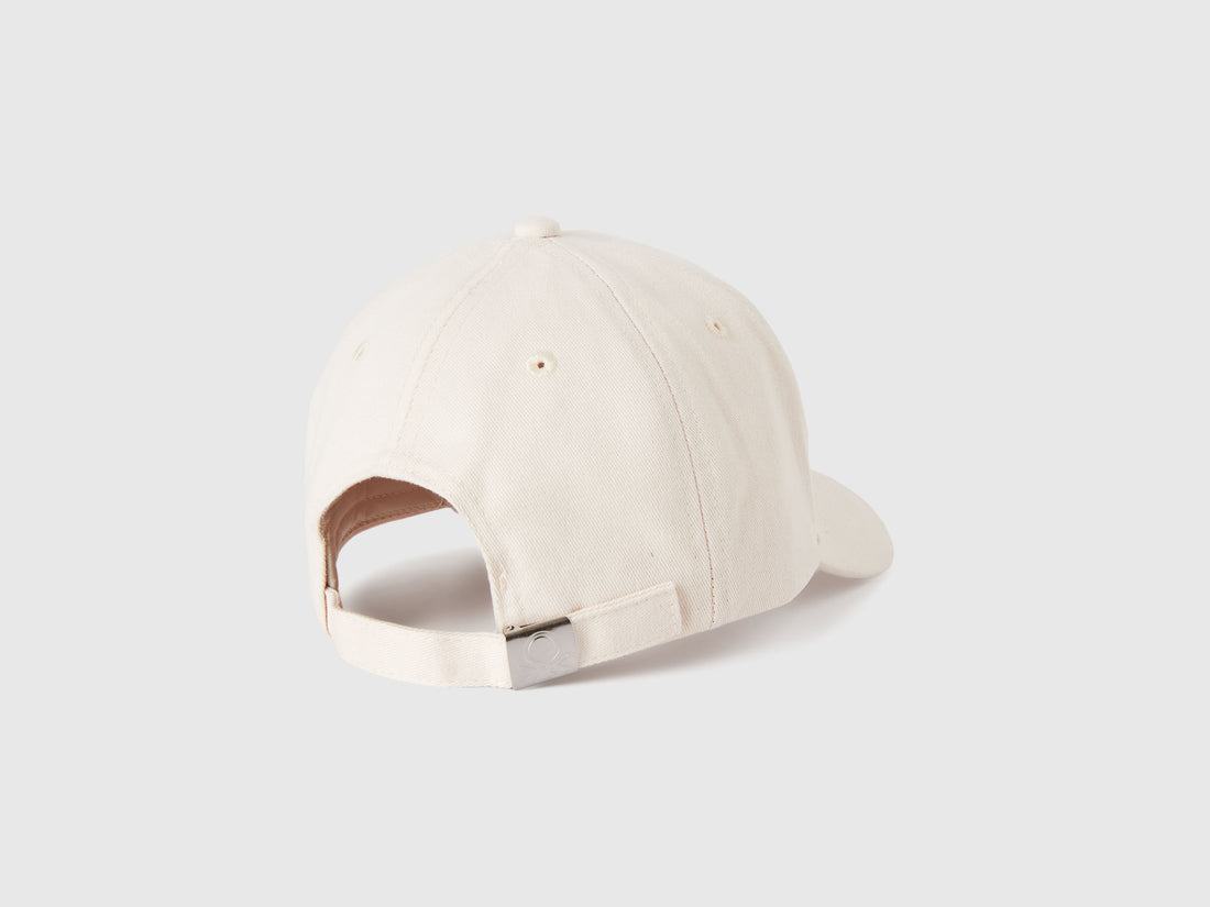 Benetton_Creamy White_Cap with Embroidery ©Harvard University_6MCMCA02R_0R2_02