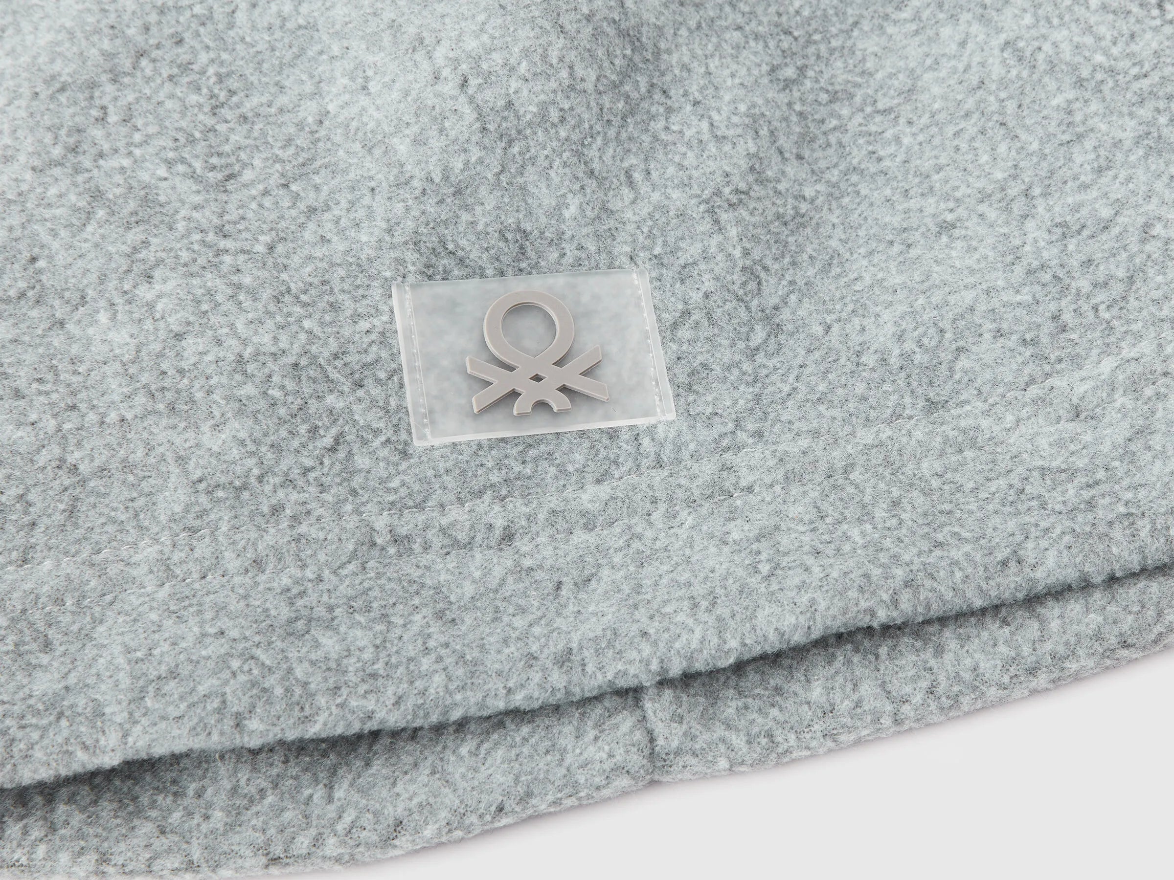 Benetton_Light Gray_Fleece Logo Beanie_6U87GA01M_501_03