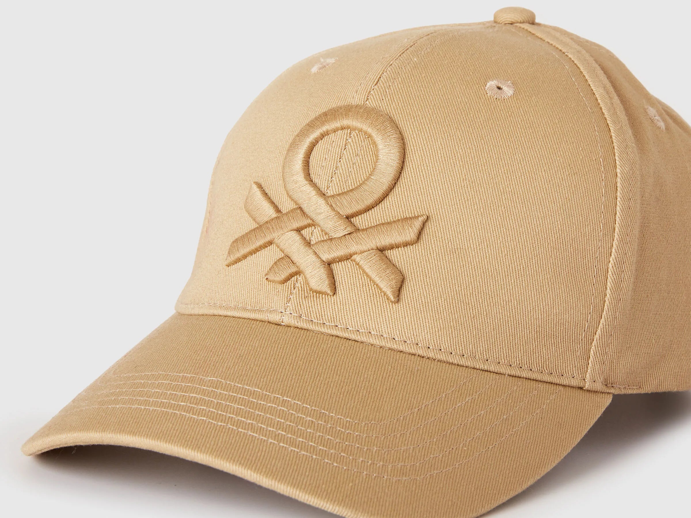 Benetton_Beige_Baseball Cap with Embroidered Logo_6WEPUA00Z_393_03