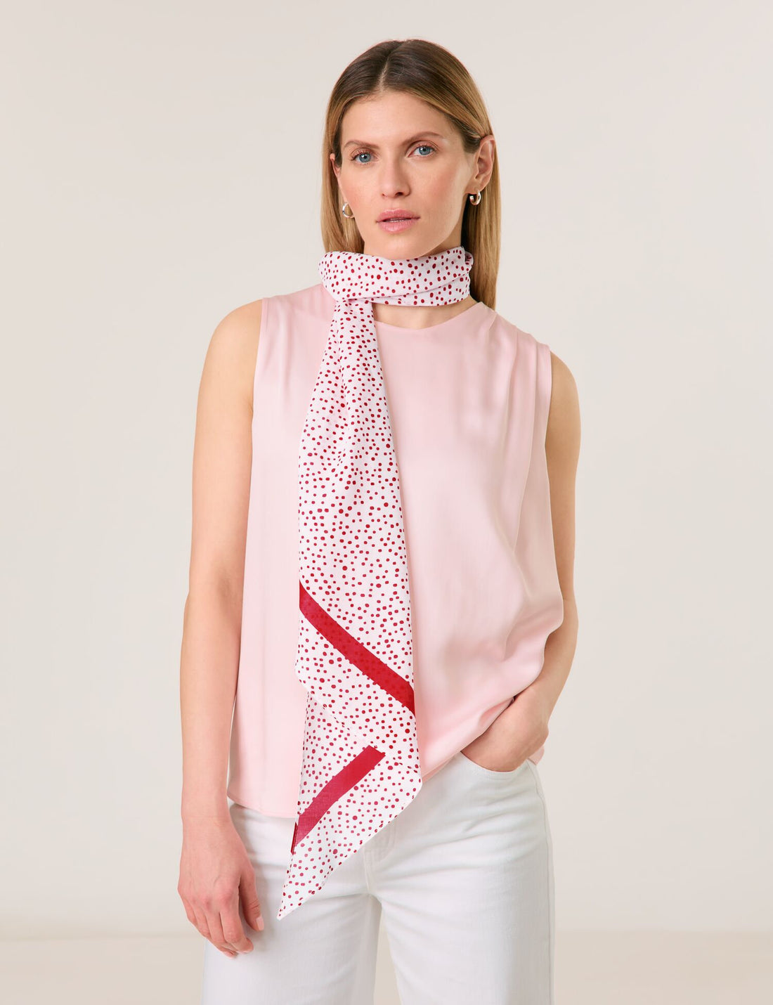 Taifun_Narrow Scarf with a Polka Dot Pattern_700309-13201_3602_01