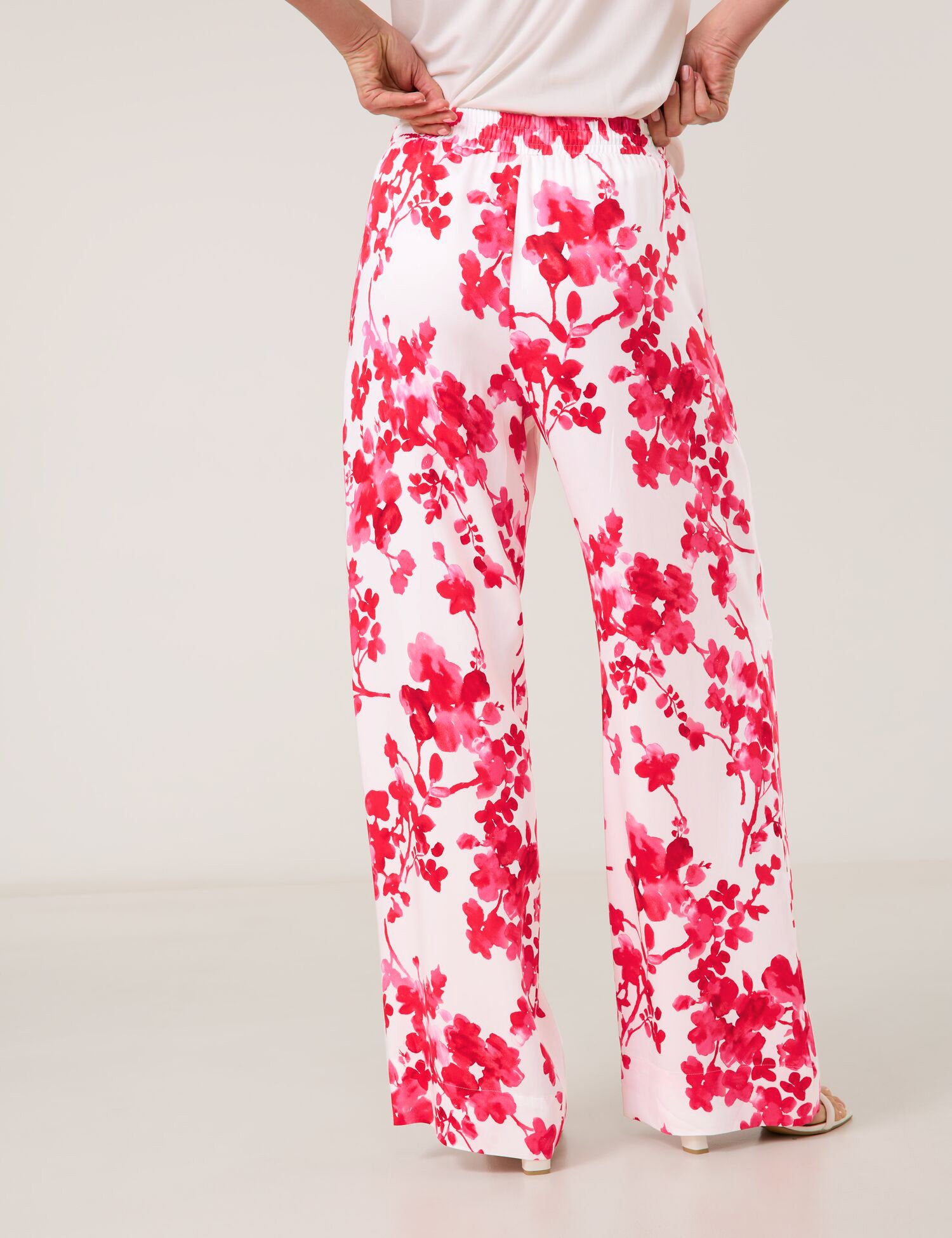 Taifun_Palazzo Trousers with a Floral Print_720334-11203_6612_03