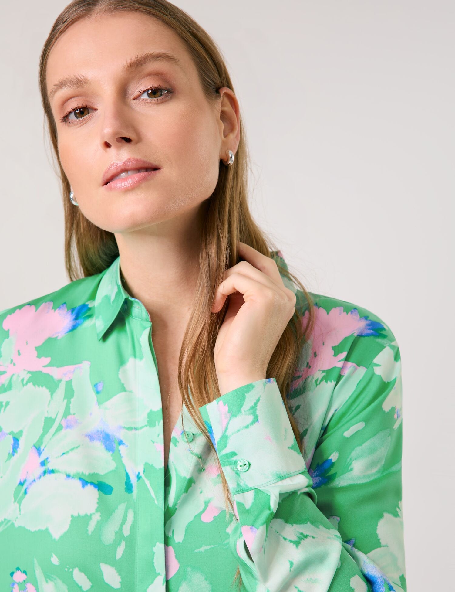 Taifun_Shirt Blouse with a Floral Print_760323-11136_5722_04