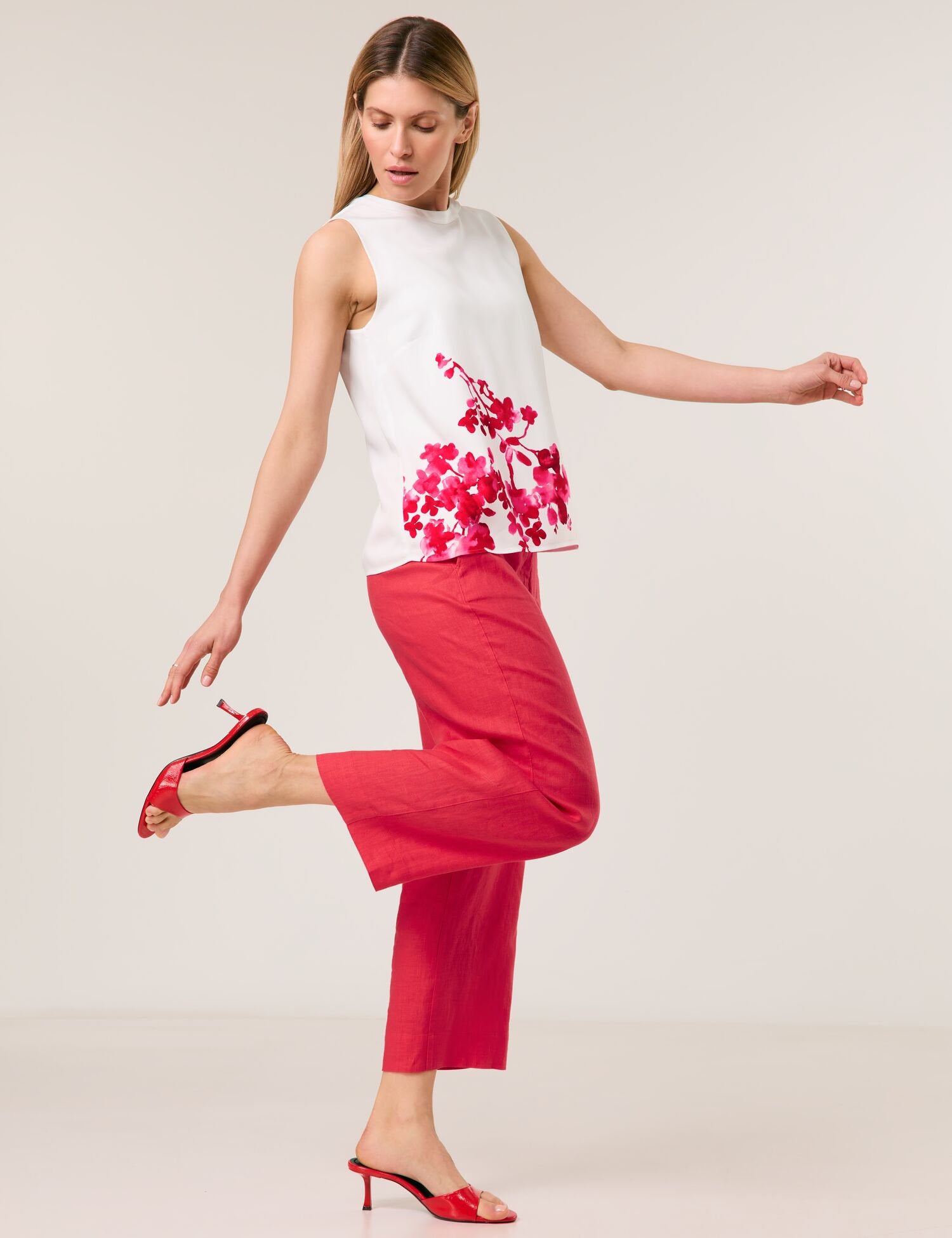 Taifun_Sleeveless Blouse with Floral Details_760334-11228_9702_02