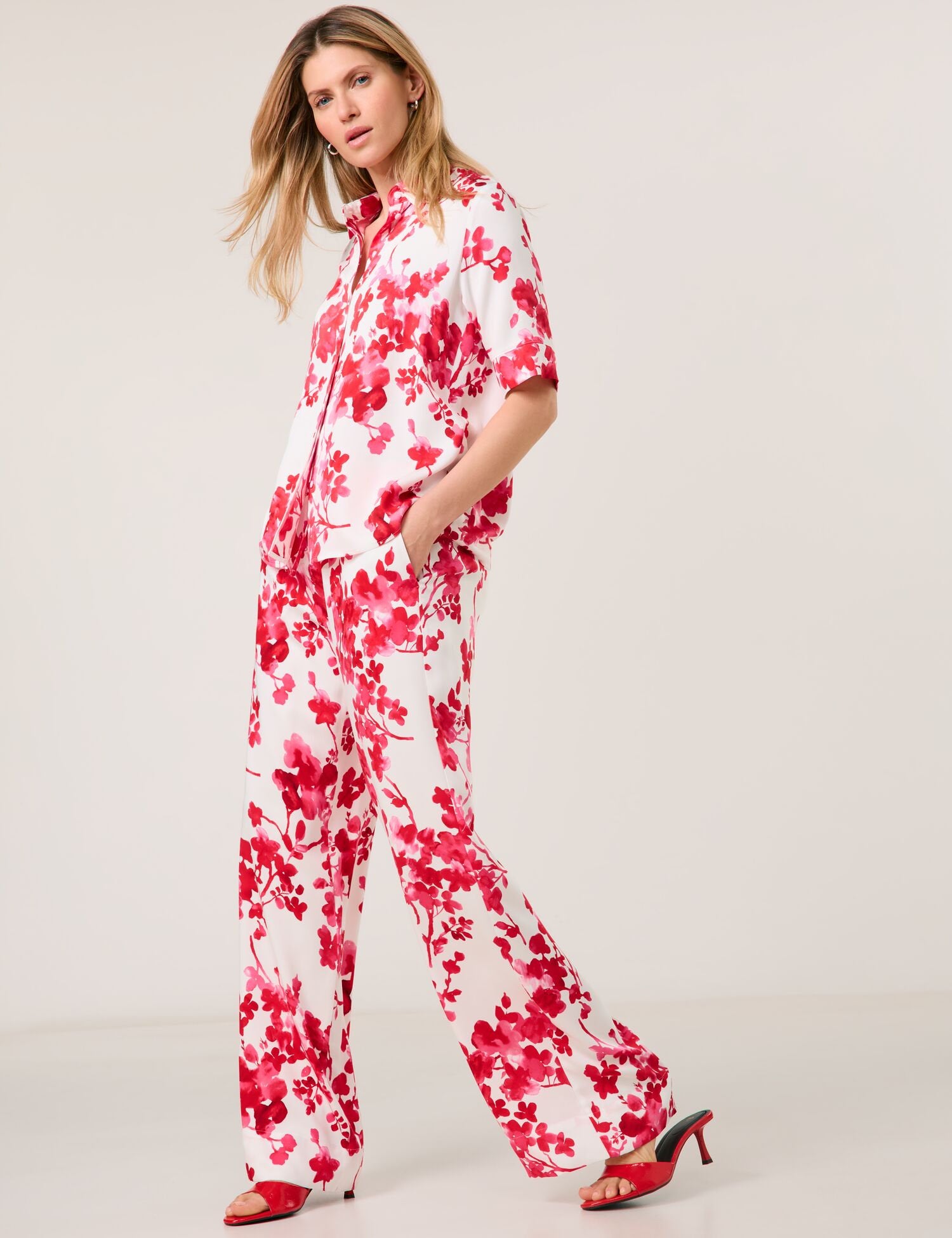 Taifun_Short Sleeve Blouse with a Floral Pattern_760343-11203_6612_02