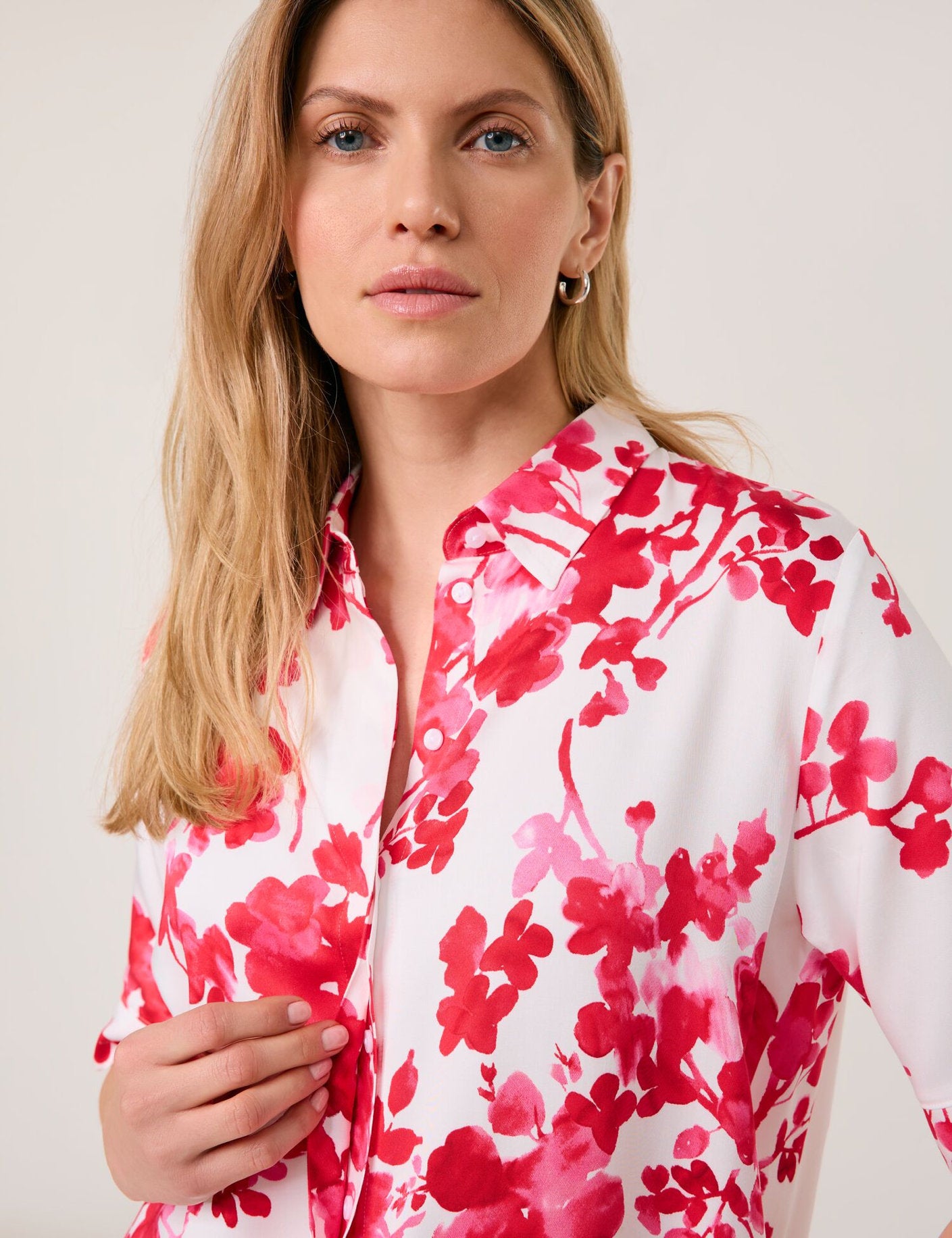 Taifun_Short Sleeve Blouse with a Floral Pattern_760343-11203_6612_06