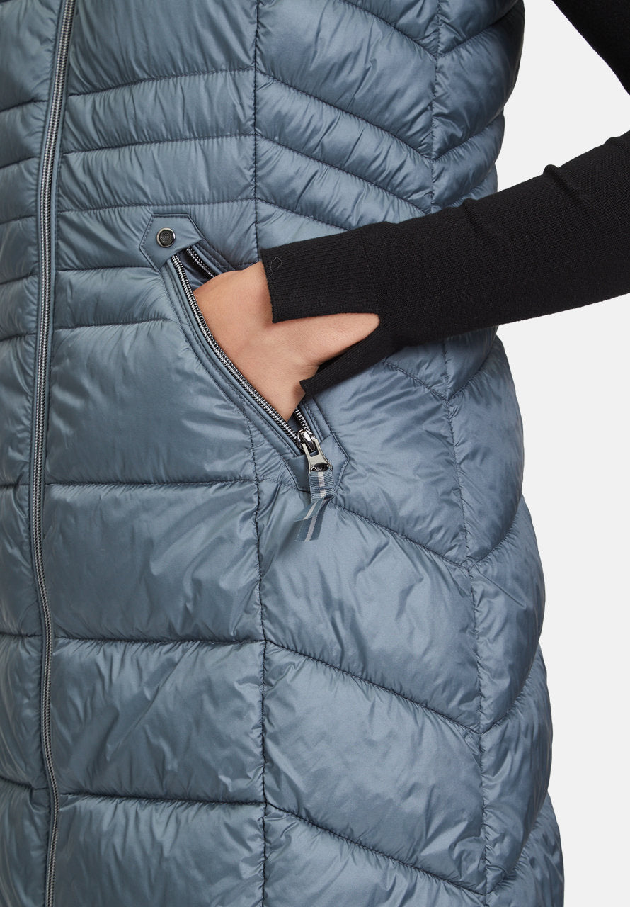 Quilted Vest With Removable Hood_07