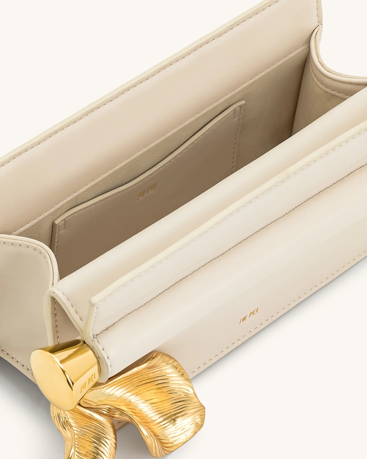 JW PEI_White_Holly Metal Pendant Embellished Clutch_7C52-2_White_05