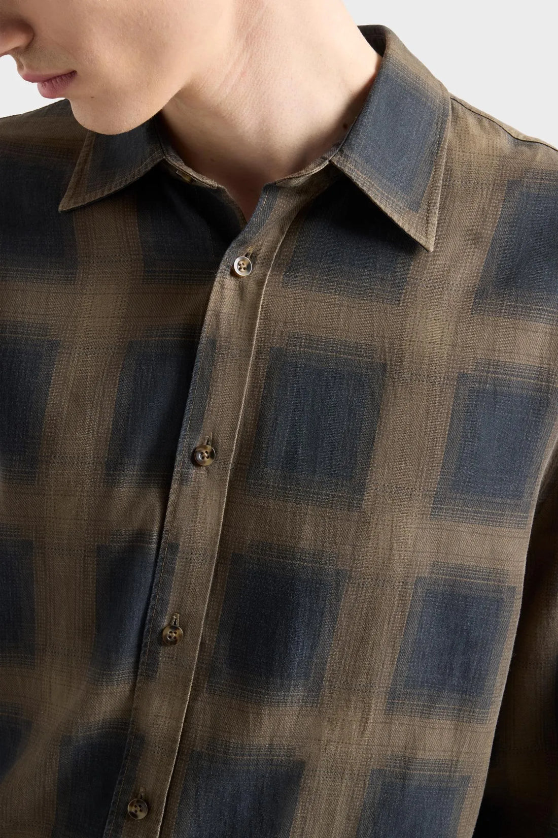 7 For All Mankind Cottage Men Classic Button Up Shirt in Fluid SKU: 7M6T0G91_3PR Image 05