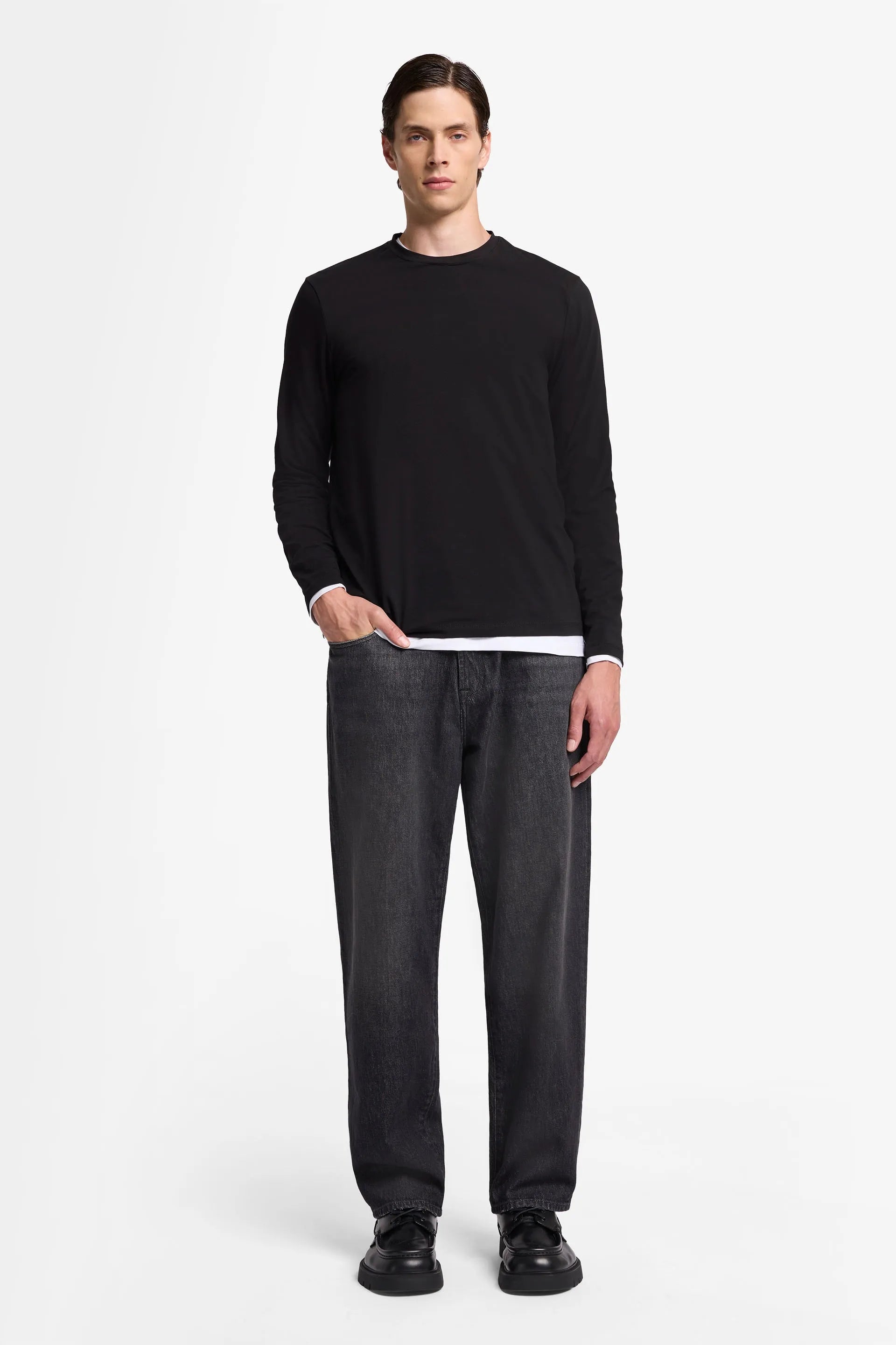 7 For All Mankind_Black_Long Sleeve Tee in Luxe Performance_7MLS1237_BLK_02