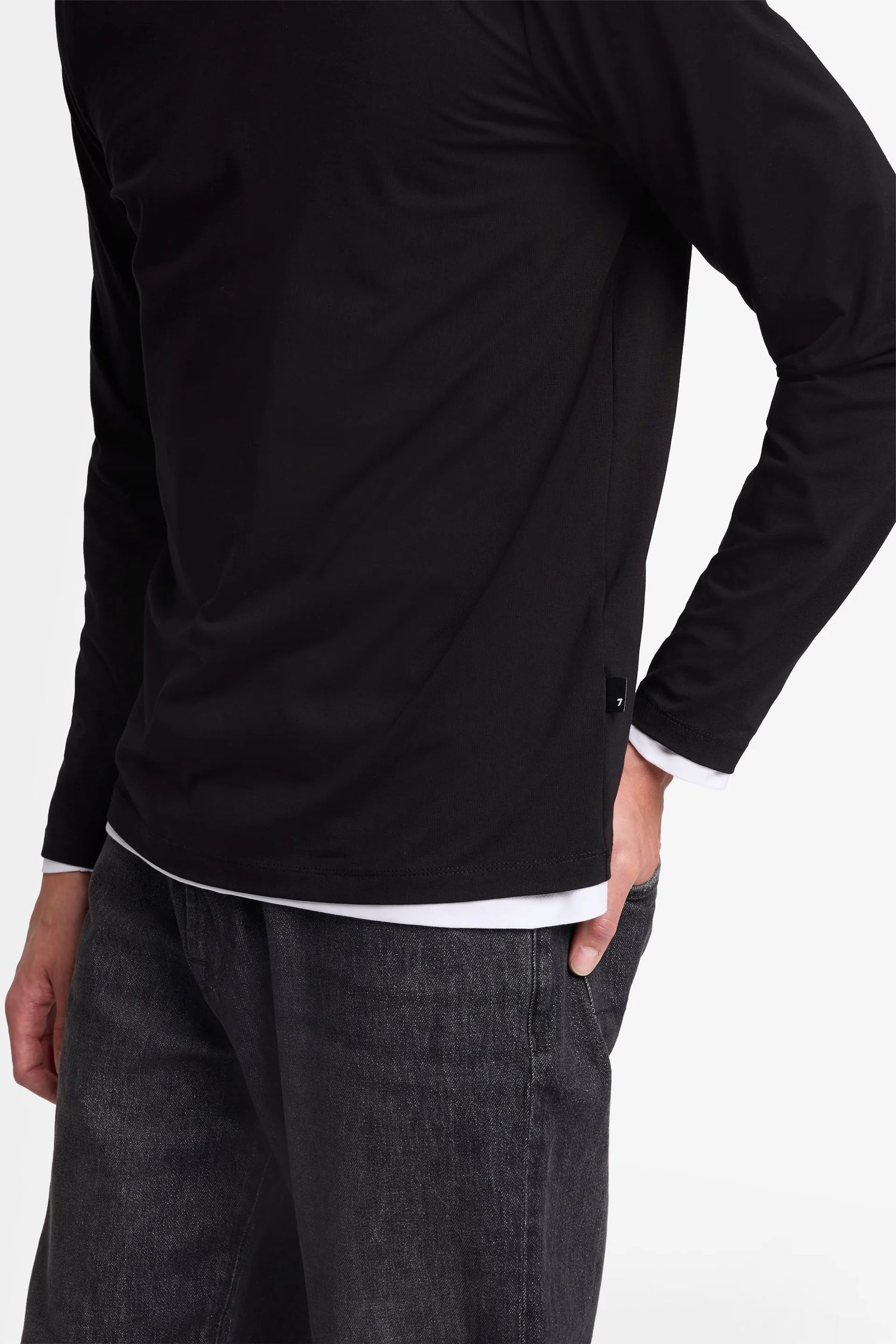 7 For All Mankind_Black_Long Sleeve Tee in Luxe Performance_7MLS1237_BLK_03