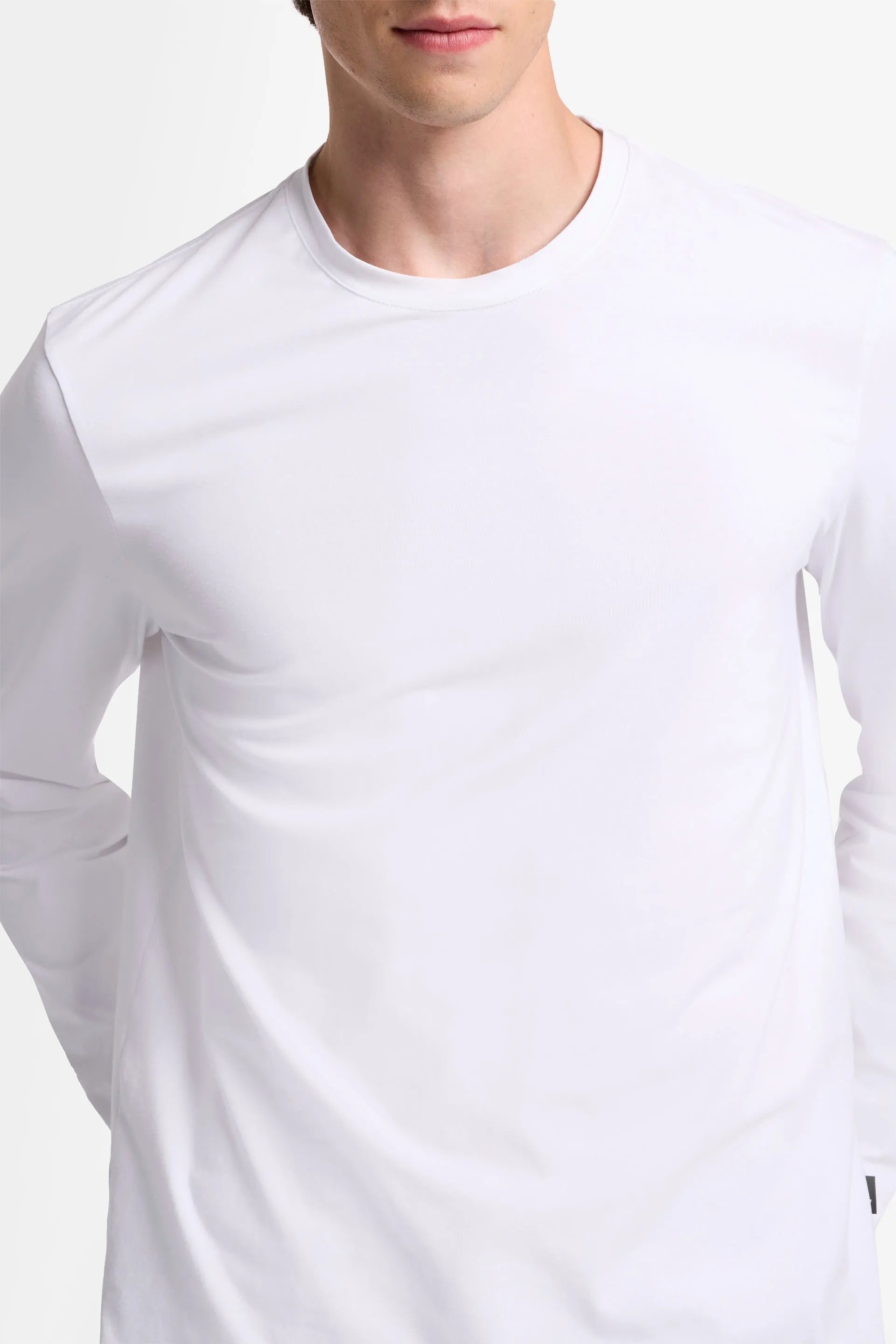7 For All Mankind_White_Long Sleeve Tee in Luxe Performance_7MLS1237_WHT_03