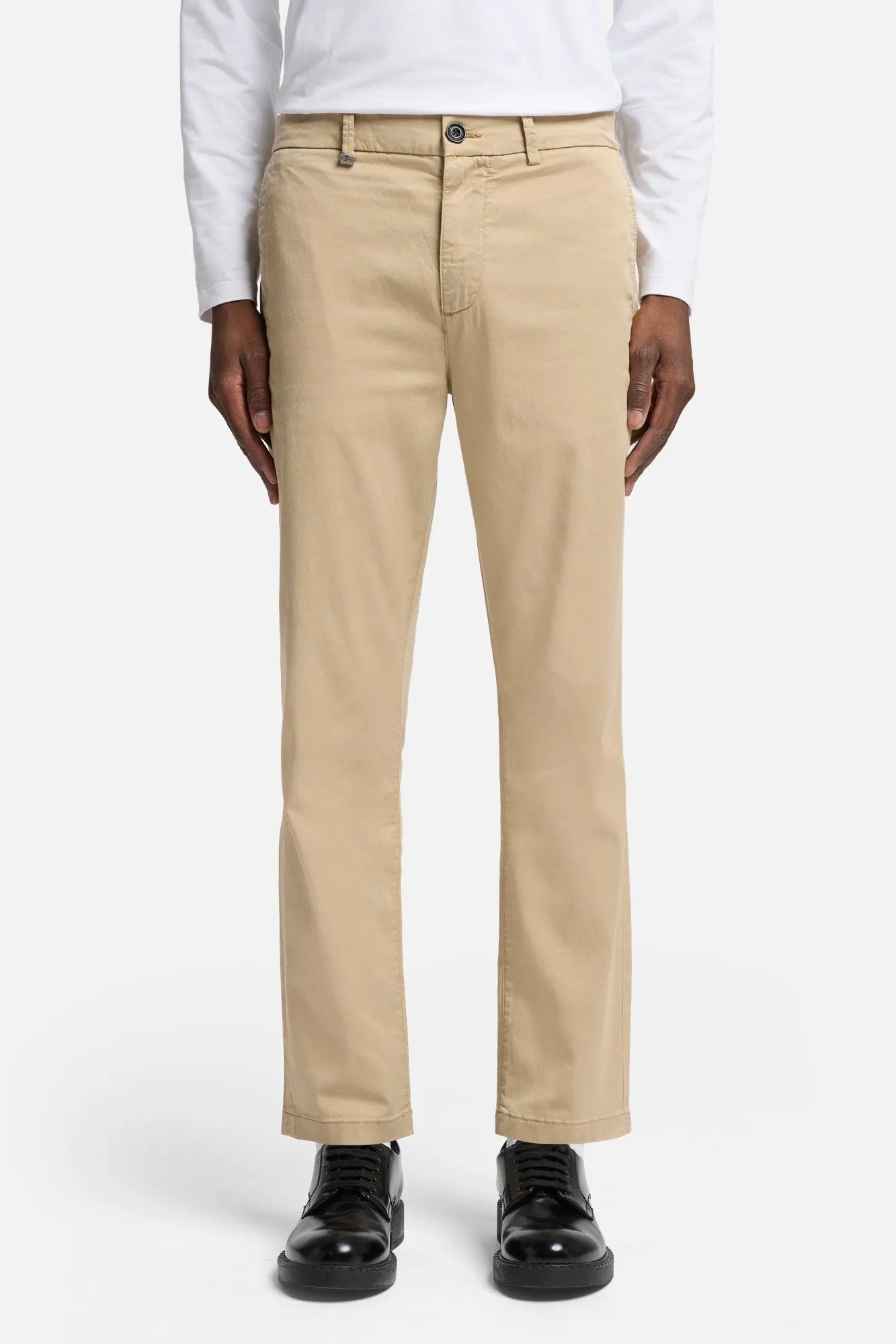 7 For All Mankind Arizona Men Adrien Chino in Weightless SKU: 7T809C23_X42 Image 03