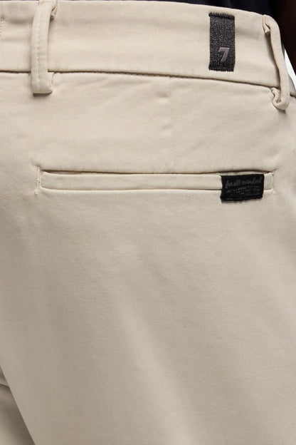7 For All Mankind Oat Men Slimmy Chino in Luxe Performance Sateen SKU: 7TC50T49_3BP Image 04