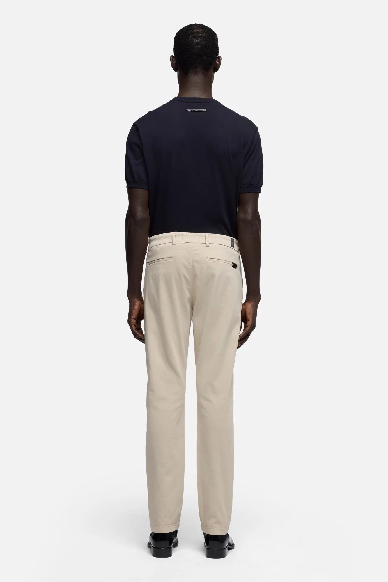 7 For All Mankind Oat Men Slimmy Chino in Luxe Performance Sateen SKU: 7TC50T49_3BP Image 05