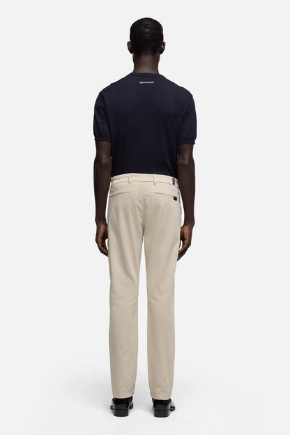 7 For All Mankind Oat Men Slimmy Chino in Luxe Performance Sateen SKU: 7TC50T49_3BP Image 05