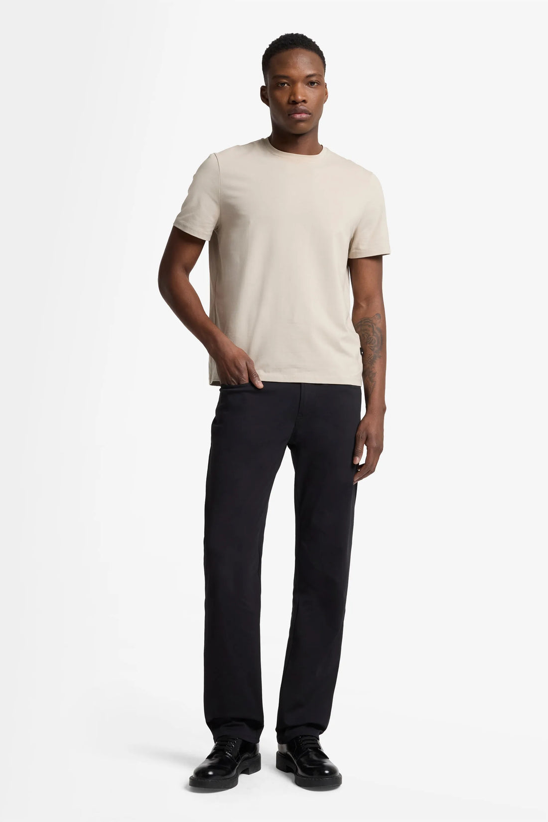 7 For All Mankind_Black_The Straight in Luxe Performance Knit_7TE70E23_BKN_01