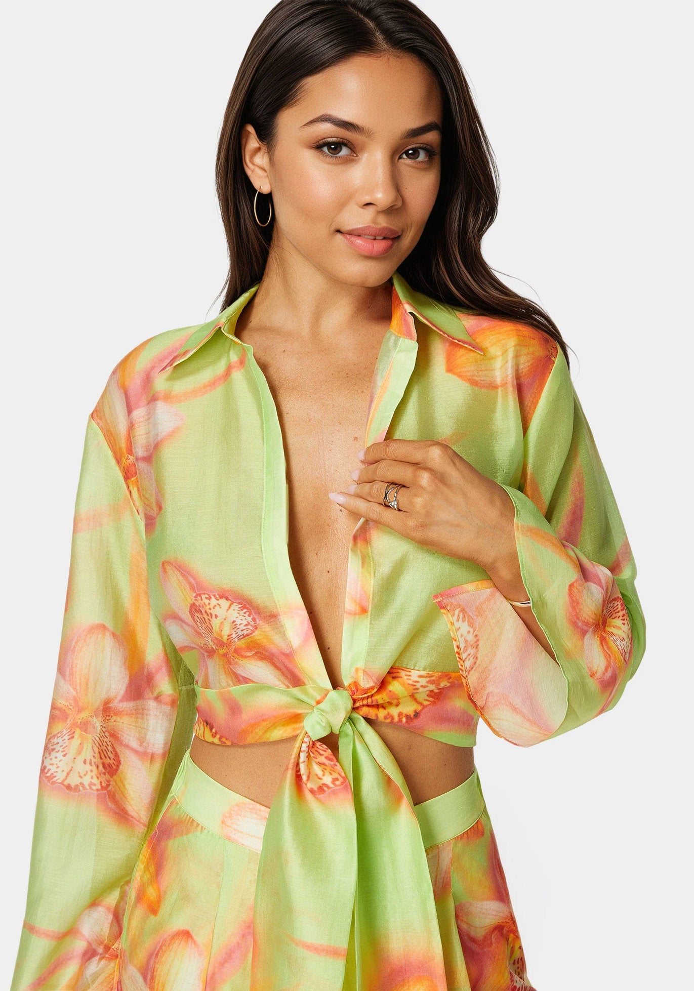 Bebe_Front Tie Flowy Blouse_7swl0228be_Orchid Splash Print_04