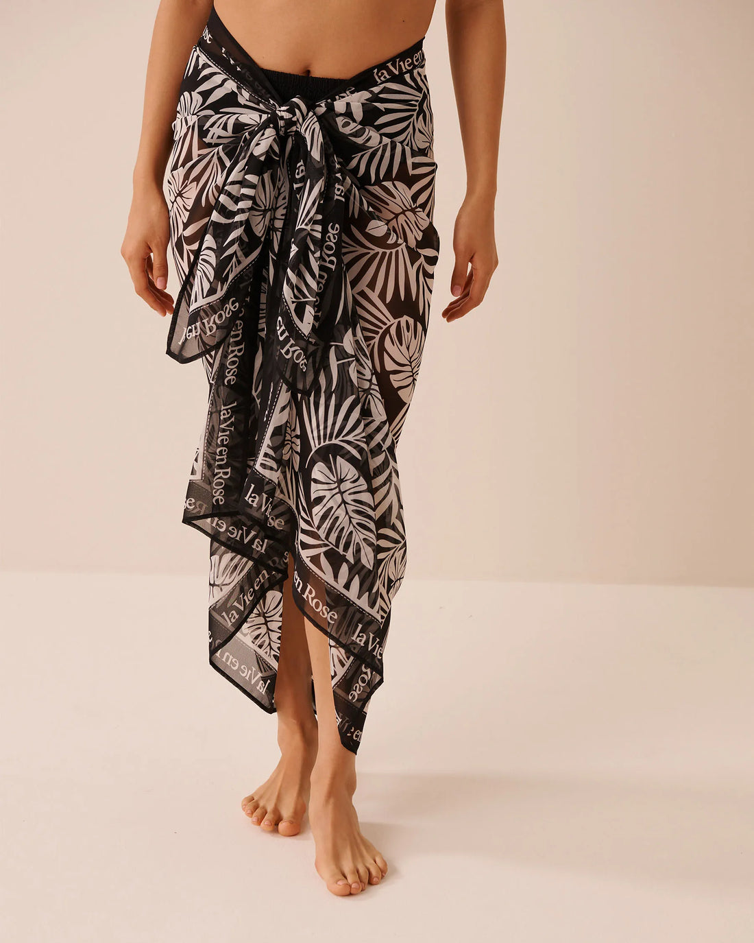 La Vie en Rose Black &amp; White Tropical Women Long Chiffon Pareo SKU: 80200097_P00508 Image 01