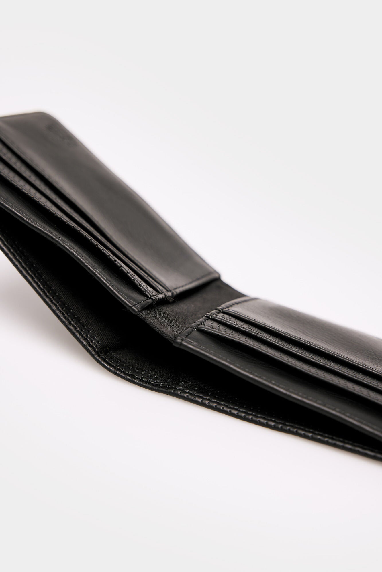 Black Wallet_8207373_01_08