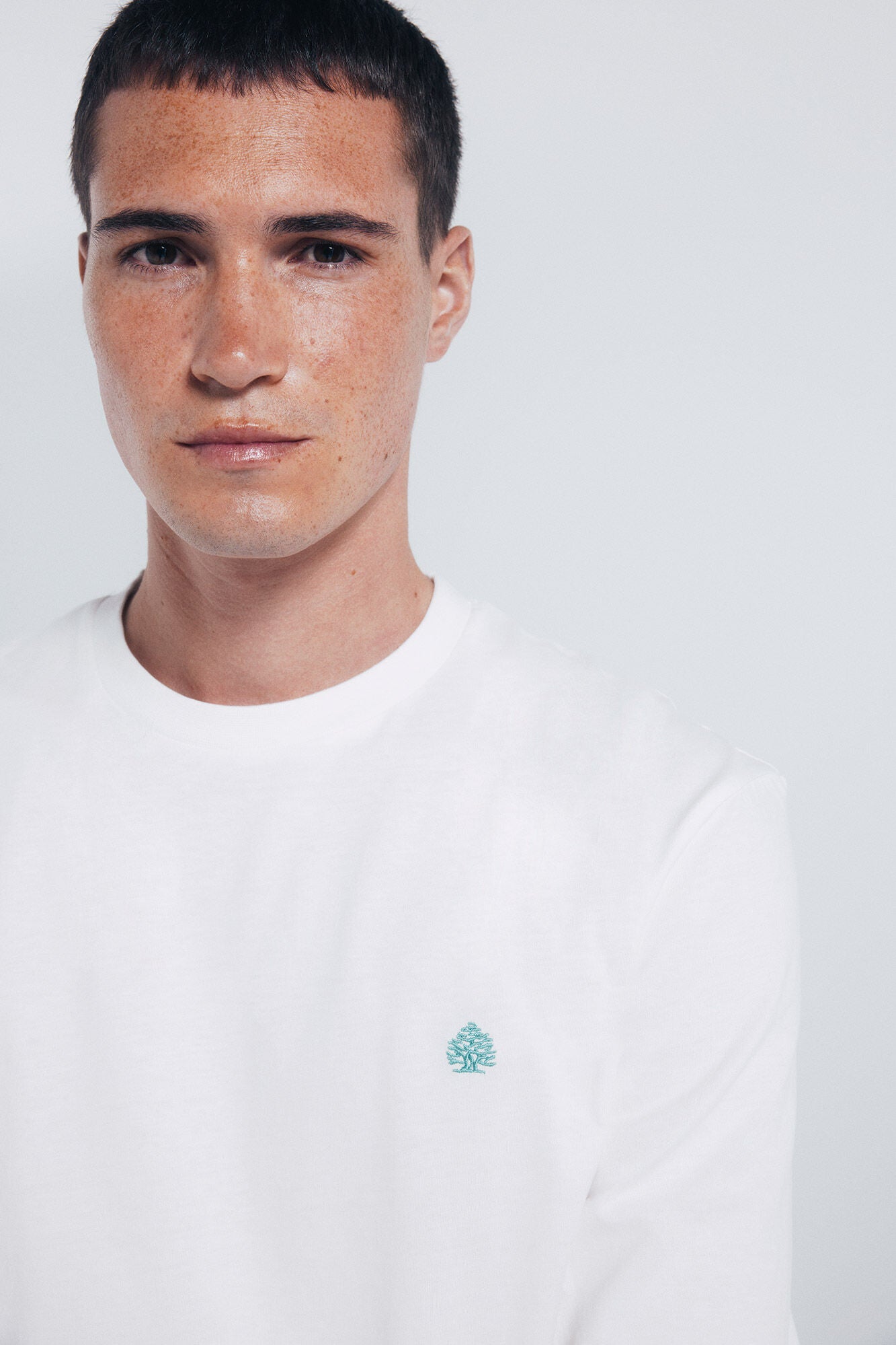 Springfield_Ivory_Basic Long Sleeve T-Shirt with a Soft Finish_8832421_96_02