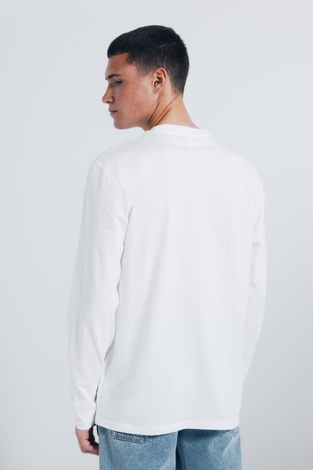 Springfield_Ivory_Basic Long Sleeve T-Shirt with a Soft Finish_8832421_96_03