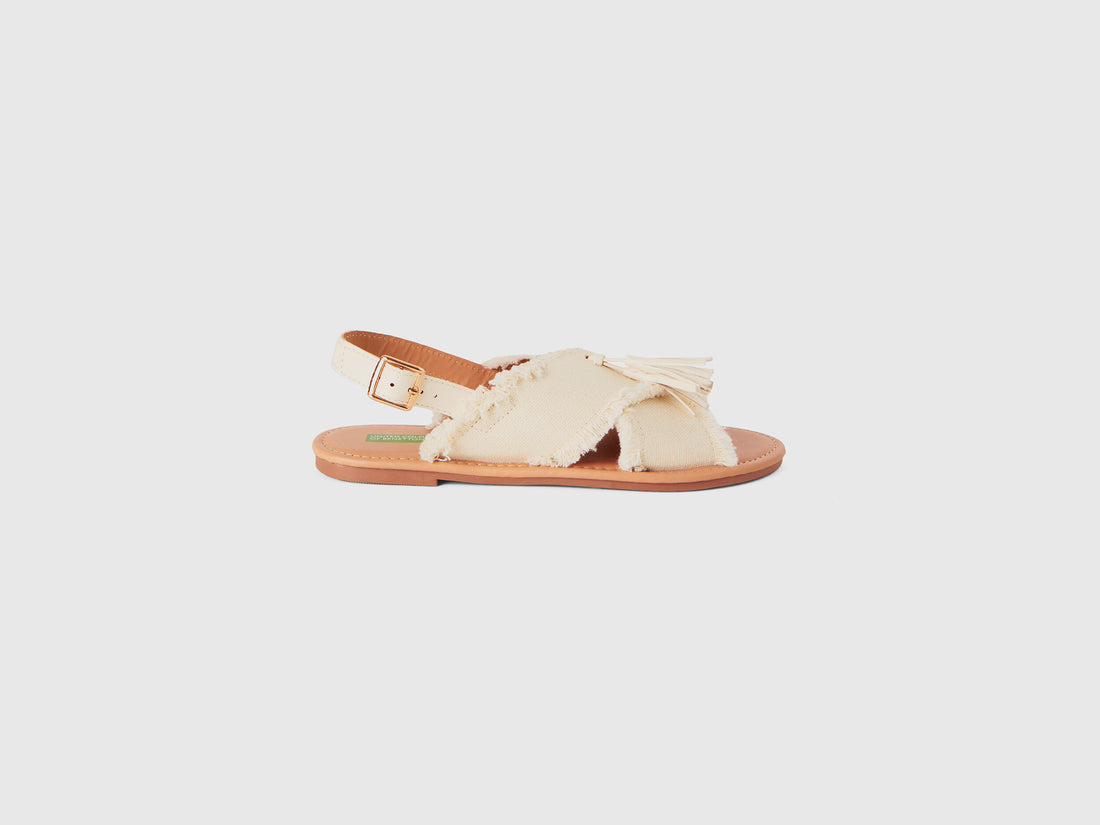 Flat Sandals With Tassels_8H6Dcd017_0Z3_01