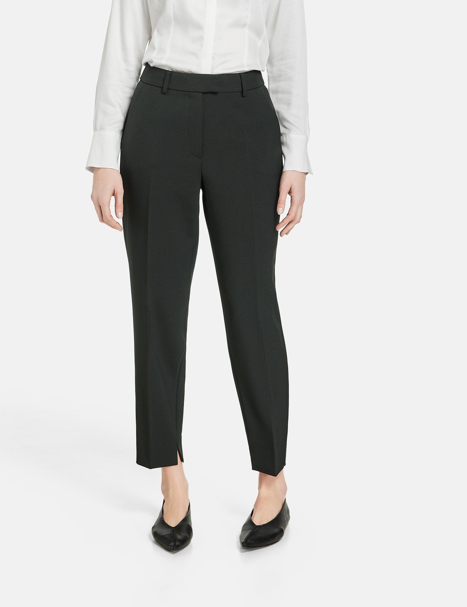 7/8-Length Pressed Pleat Trousers In A Slim Fit_920973-19899_1100_04