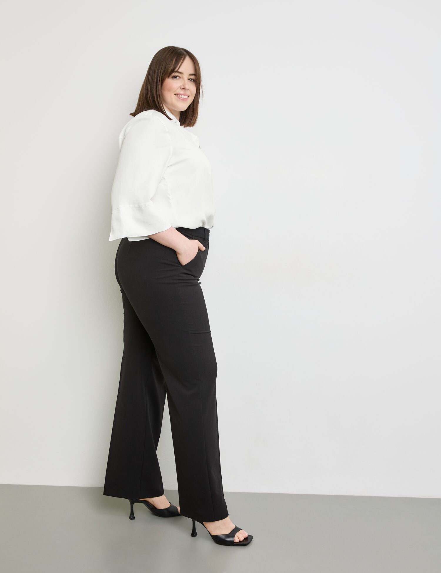 Carlotta Smart Pressed Pleat Trousers With A Wide Leg_920973-29100_1100_05