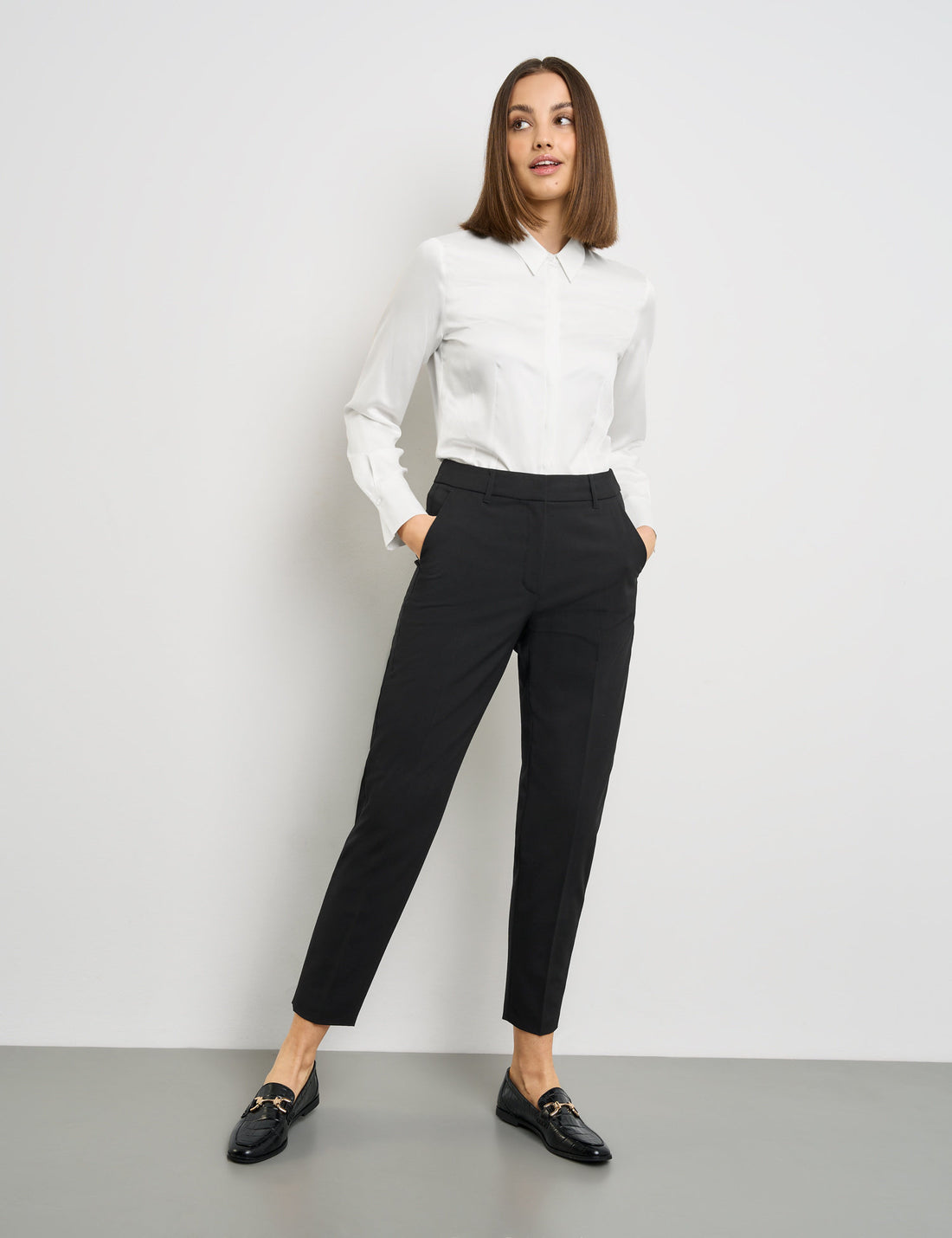 Crease-Resistant 7/8-Length Trousers in A Slim Fit_920984-19800_1100_01