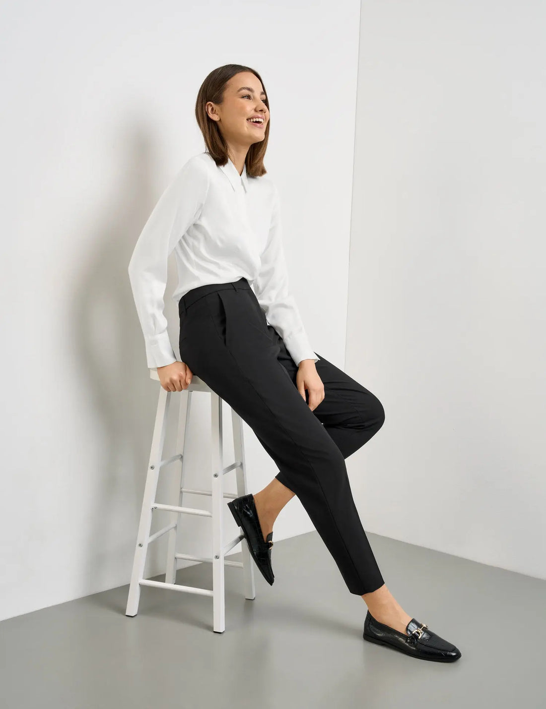 Taifun_Crease-Resistant 7/8-Length Trousers in a Slim Fit_920984-19800_1100_05