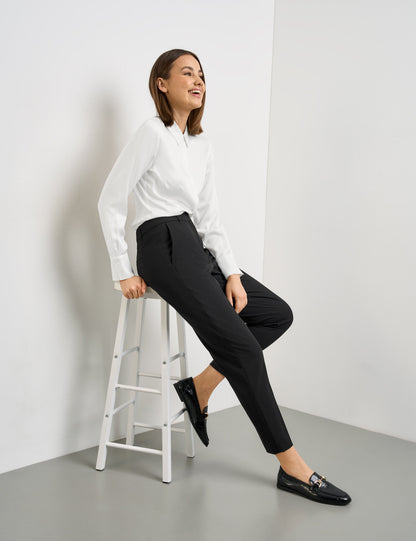 Crease-Resistant 7/8-Length Trousers in A Slim Fit_920984-19800_1100_05