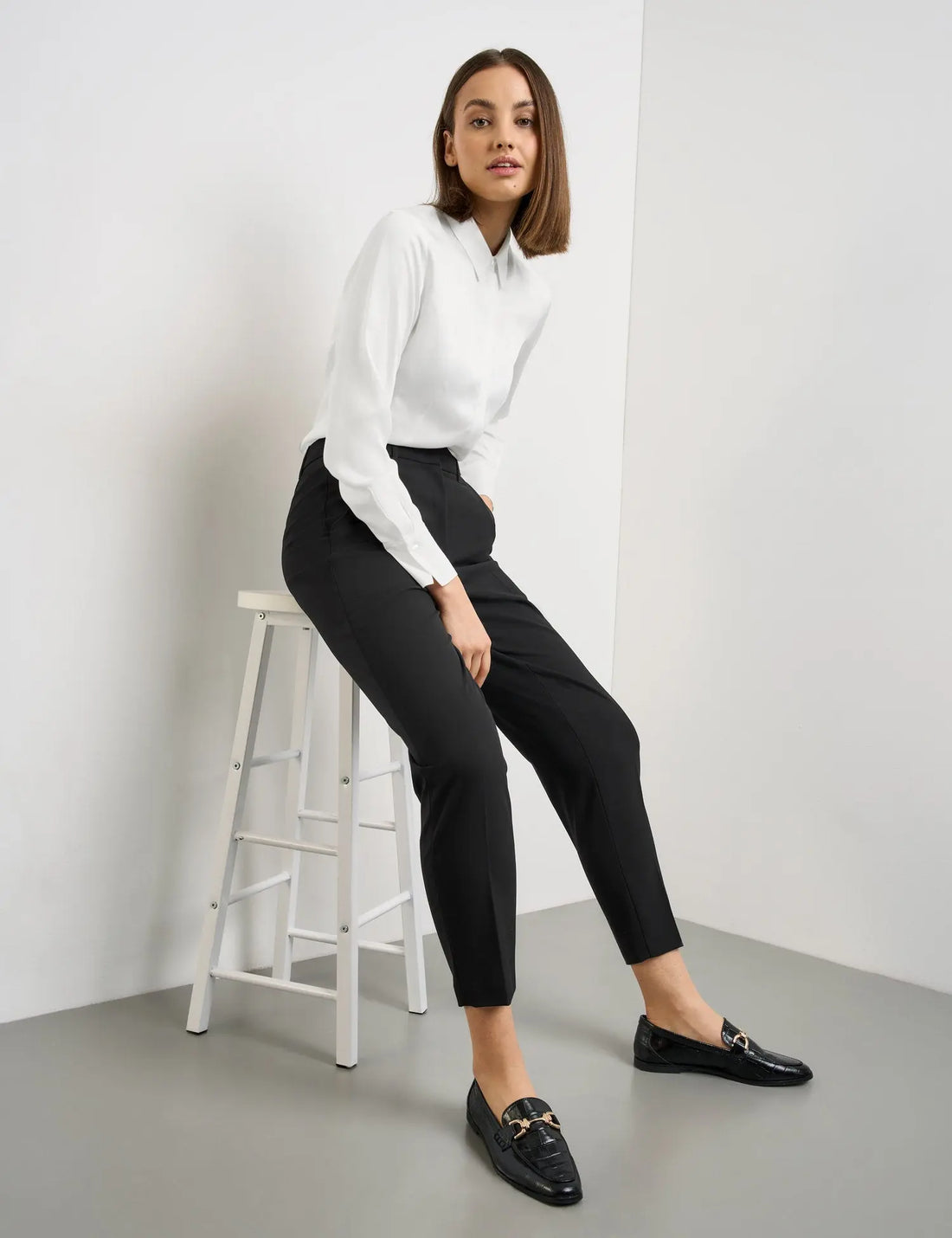 Taifun_Crease-Resistant 7/8-Length Trousers in a Slim Fit_920984-19800_1100_06
