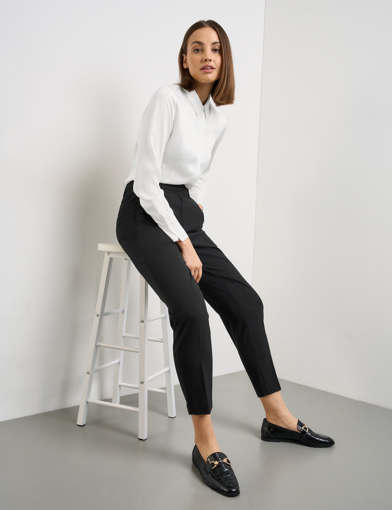 Crease-Resistant 7/8-Length Trousers in A Slim Fit_920984-19800_1100_06